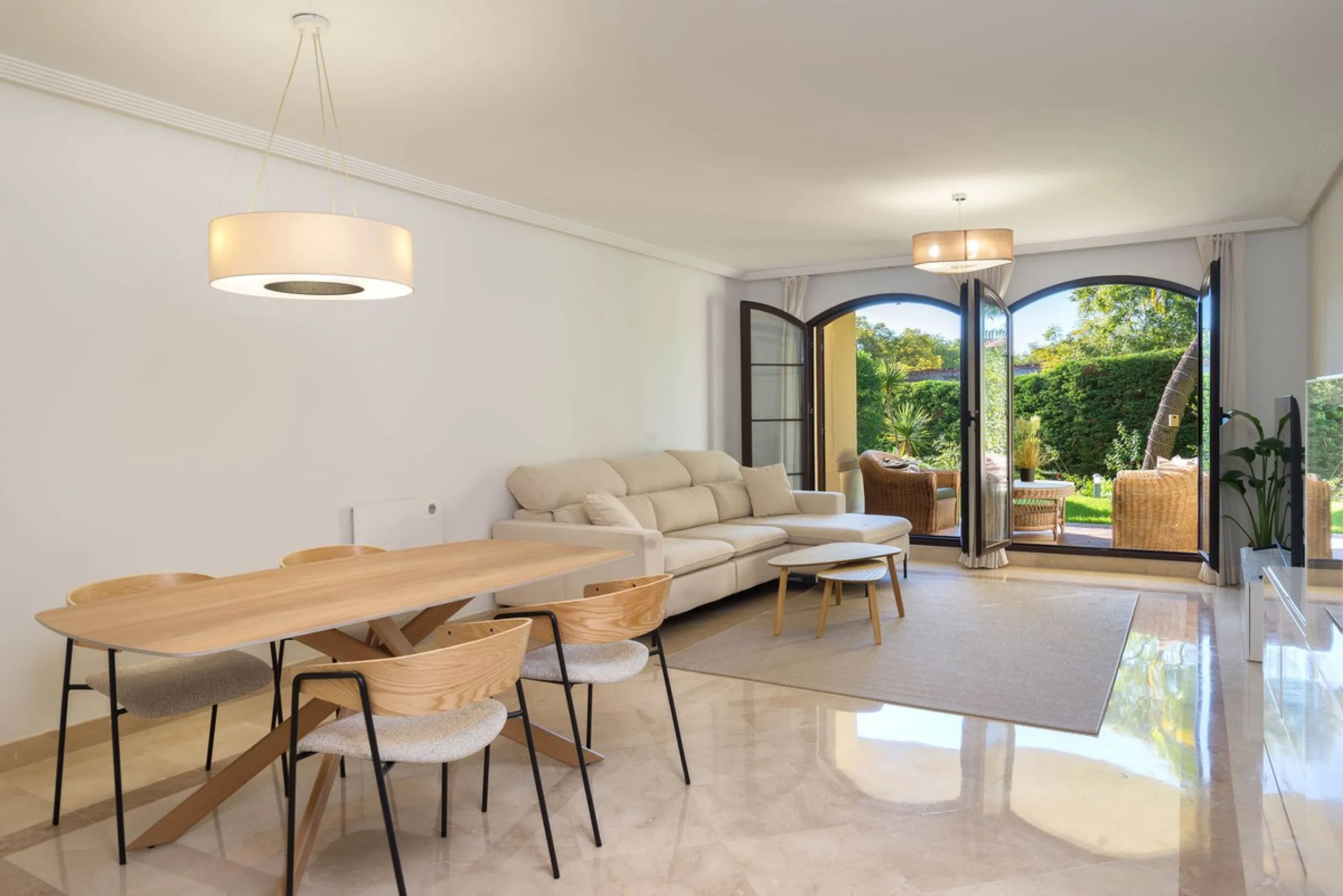 Apartment - Ground Floor Apartment в продаже в Benahavís, Málaga. В доме 3 спален и 2 ванных комнат. Площадь дома 125 м². Площадь участка 100 м²
