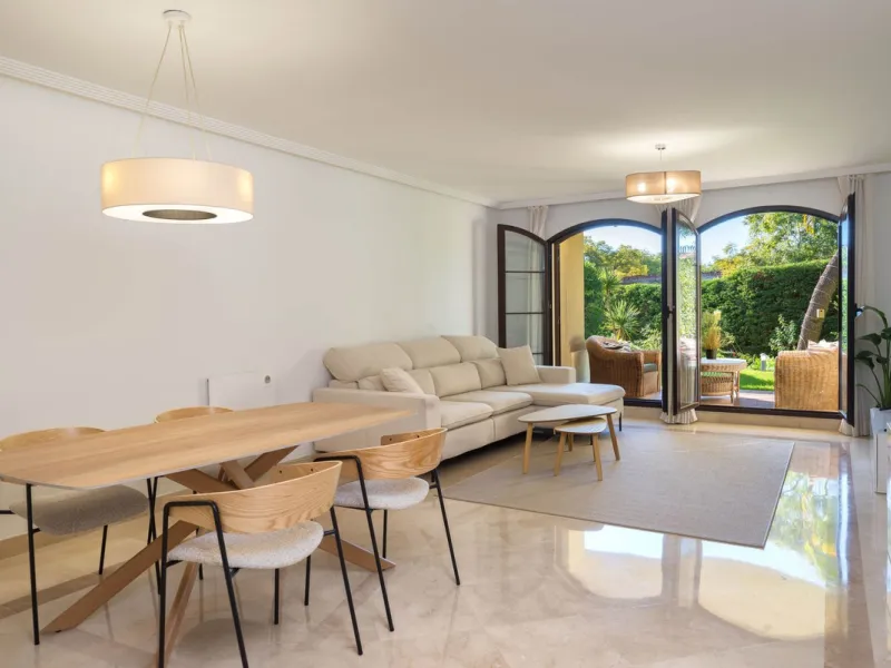 Apartment - Ground Floor Apartment в продаже в Benahavís, Málaga. В доме 3 спален и 2 ванных комнат. Площадь дома 125 м². Площадь участка 100 м²