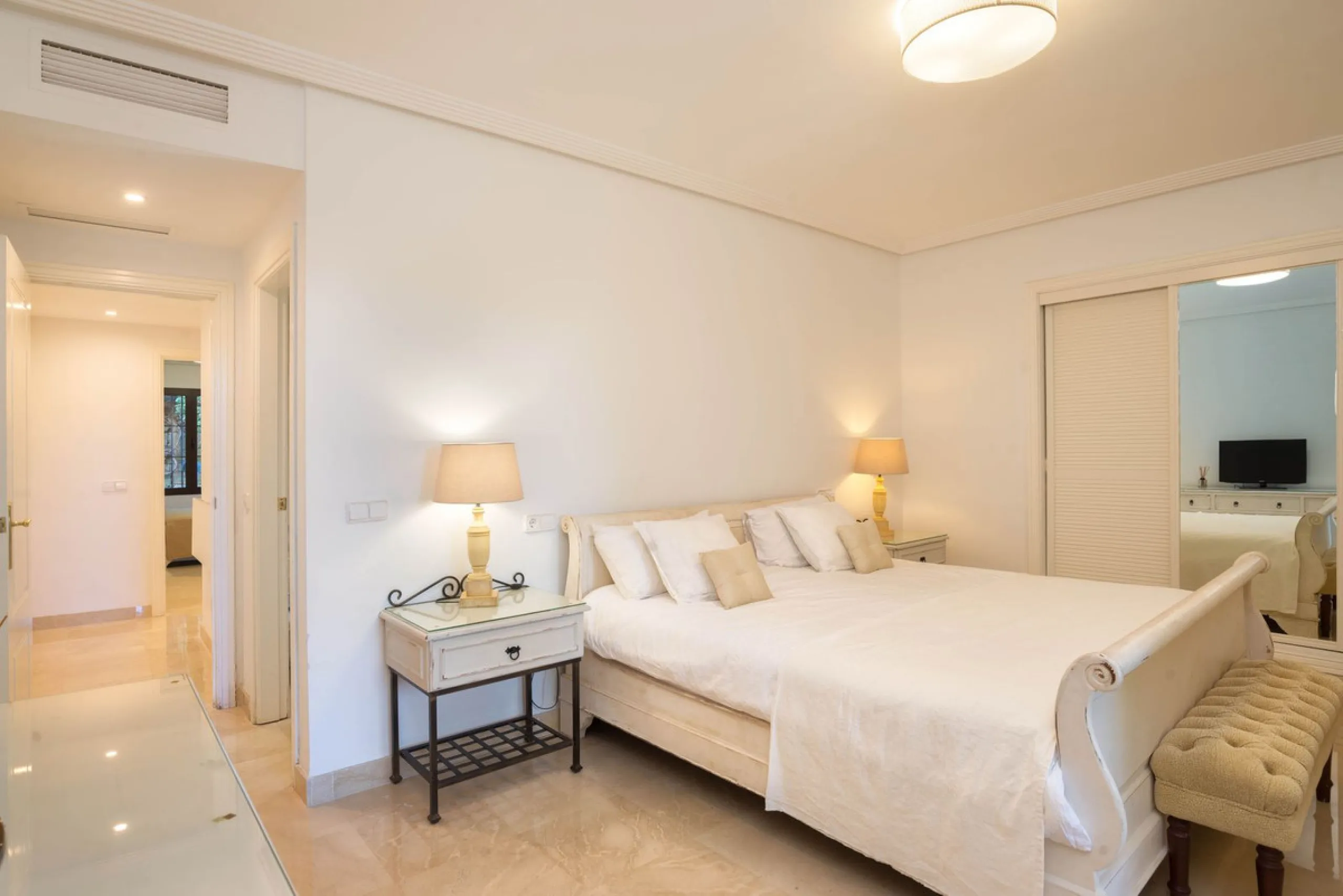 Apartment - Ground Floor Apartment в продаже в Benahavís, Málaga. В доме 3 спален и 2 ванных комнат. Площадь дома 125 м². Площадь участка 100 м²