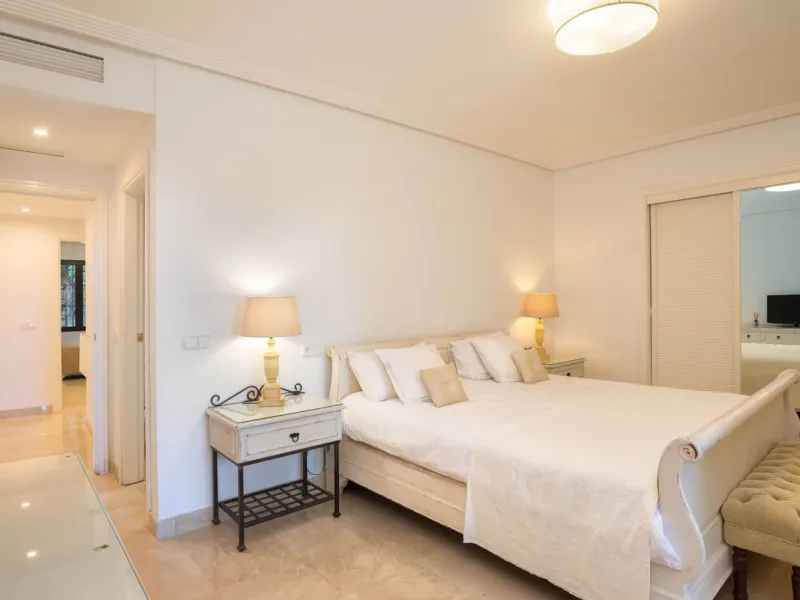 Apartment - Ground Floor Apartment в продаже в Benahavís, Málaga. В доме 3 спален и 2 ванных комнат. Площадь дома 125 м². Площадь участка 100 м²