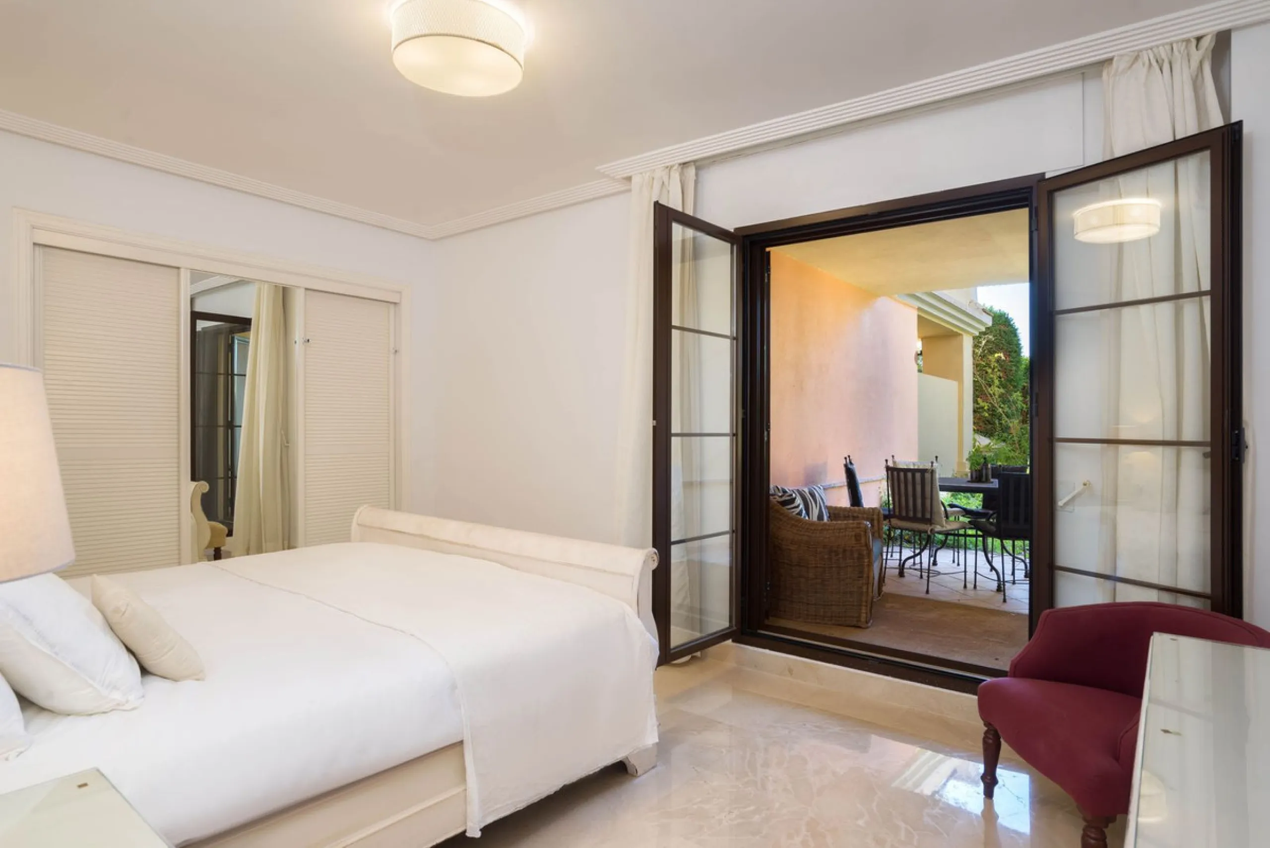 Apartment - Ground Floor Apartment в продаже в Benahavís, Málaga. В доме 3 спален и 2 ванных комнат. Площадь дома 125 м². Площадь участка 100 м²