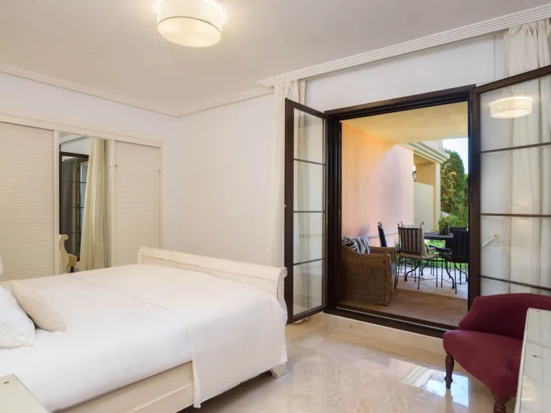 Apartment - Ground Floor Apartment в продаже в Benahavís, Málaga. В доме 3 спален и 2 ванных комнат. Площадь дома 125 м². Площадь участка 100 м²