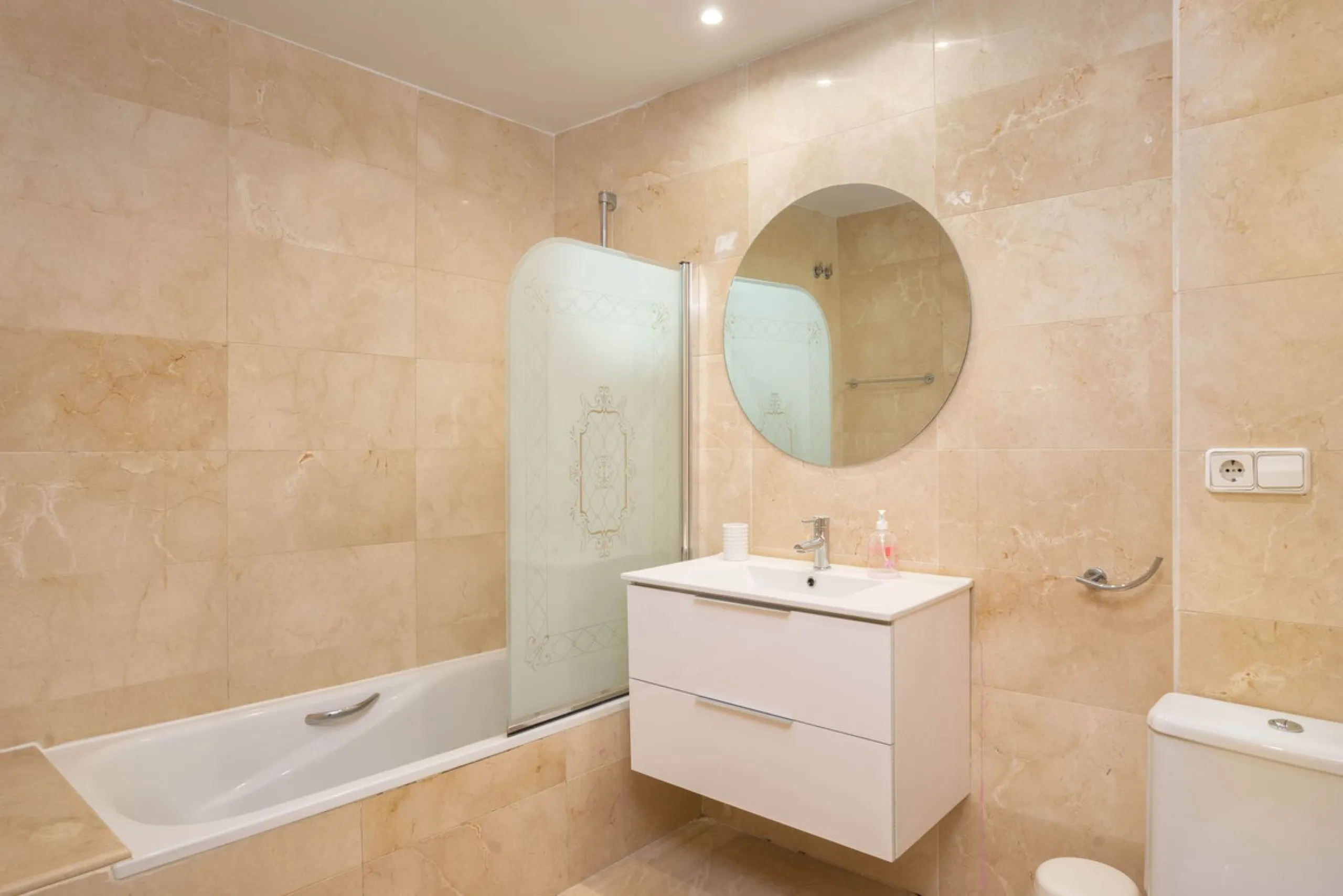 Apartment - Ground Floor Apartment в продаже в Benahavís, Málaga. В доме 3 спален и 2 ванных комнат. Площадь дома 125 м². Площадь участка 100 м²