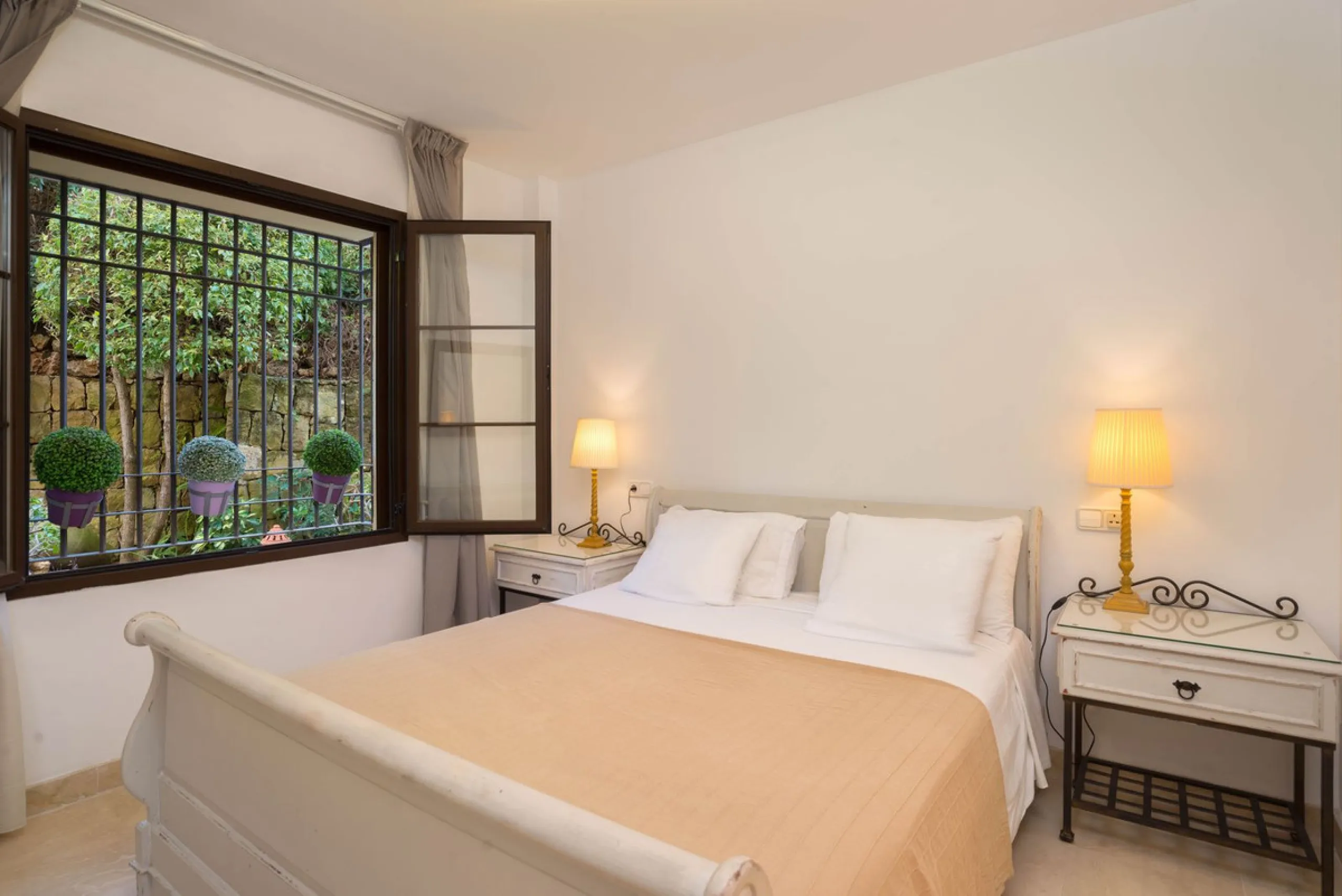 Apartment - Ground Floor Apartment в продаже в Benahavís, Málaga. В доме 3 спален и 2 ванных комнат. Площадь дома 125 м². Площадь участка 100 м²