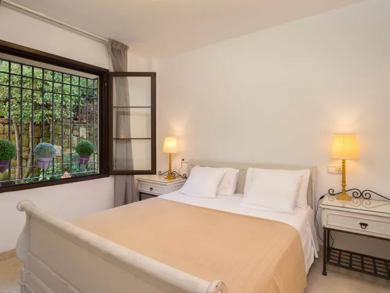 Apartment - Ground Floor Apartment в продаже в Benahavís, Málaga. В доме 3 спален и 2 ванных комнат. Площадь дома 125 м². Площадь участка 100 м²