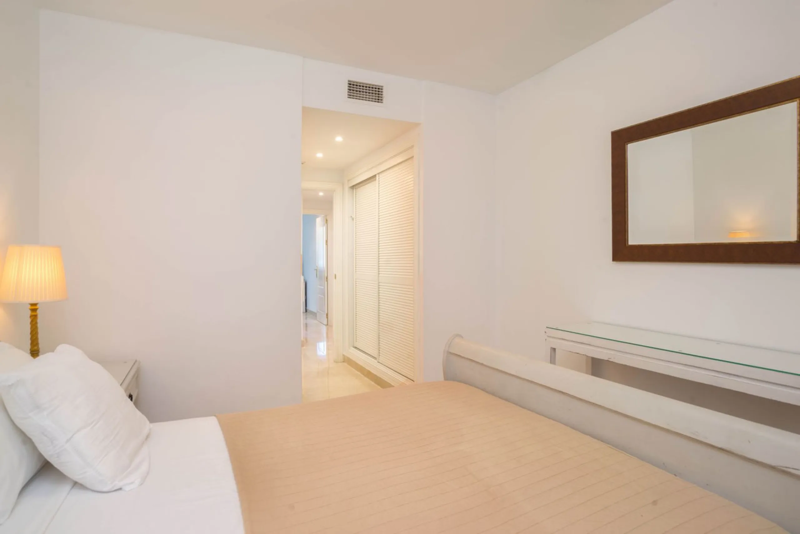 Apartment - Ground Floor Apartment в продаже в Benahavís, Málaga. В доме 3 спален и 2 ванных комнат. Площадь дома 125 м². Площадь участка 100 м²