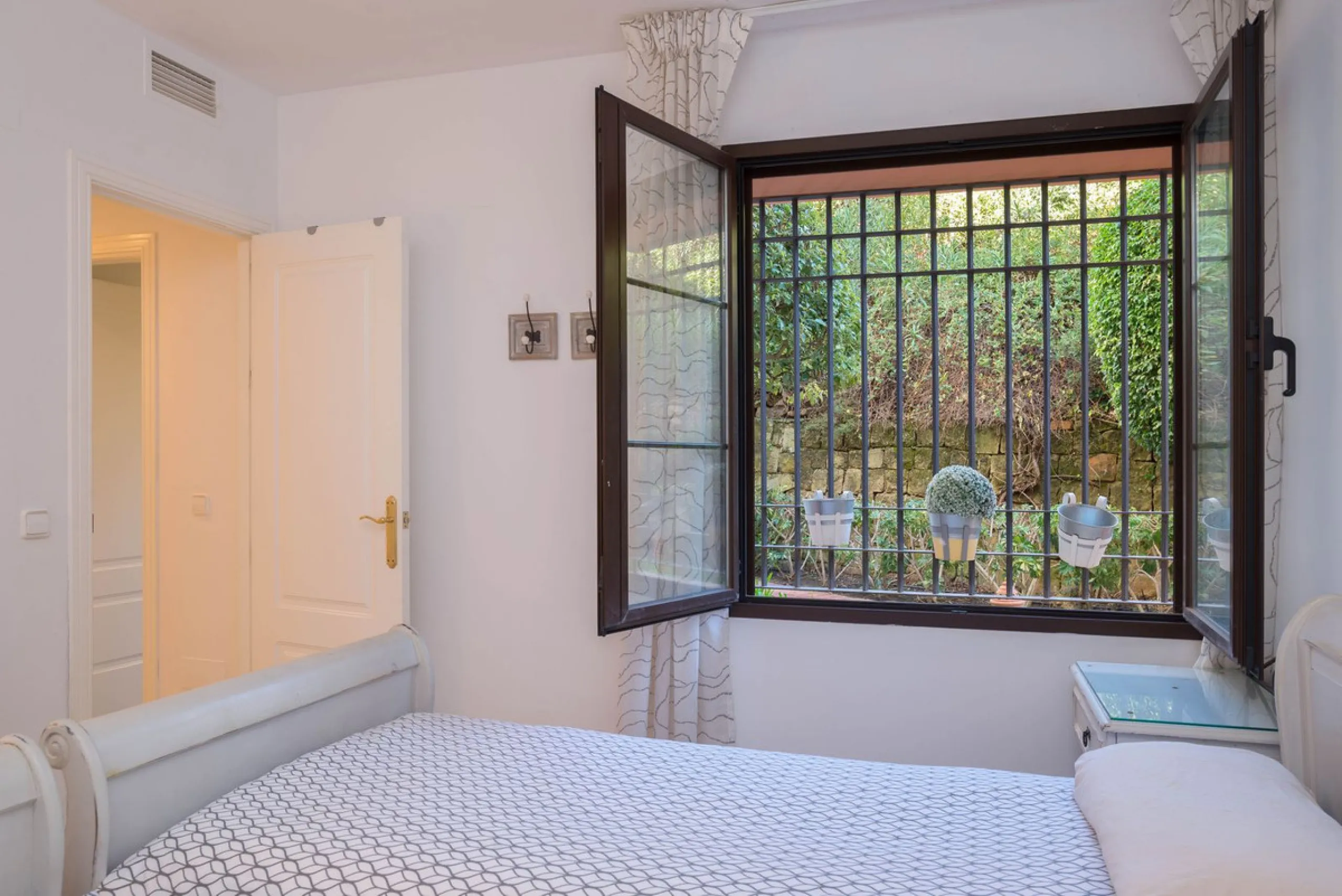 Apartment - Ground Floor Apartment в продаже в Benahavís, Málaga. В доме 3 спален и 2 ванных комнат. Площадь дома 125 м². Площадь участка 100 м²