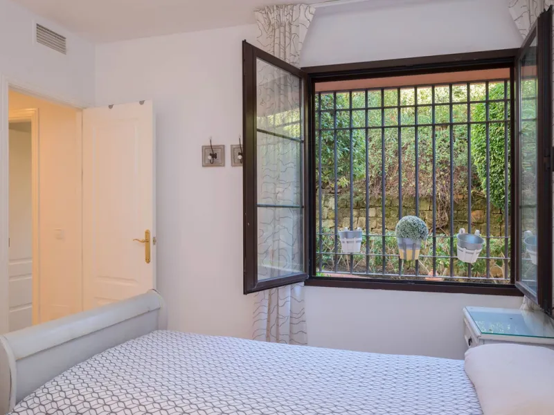 Apartment - Ground Floor Apartment в продаже в Benahavís, Málaga. В доме 3 спален и 2 ванных комнат. Площадь дома 125 м². Площадь участка 100 м²
