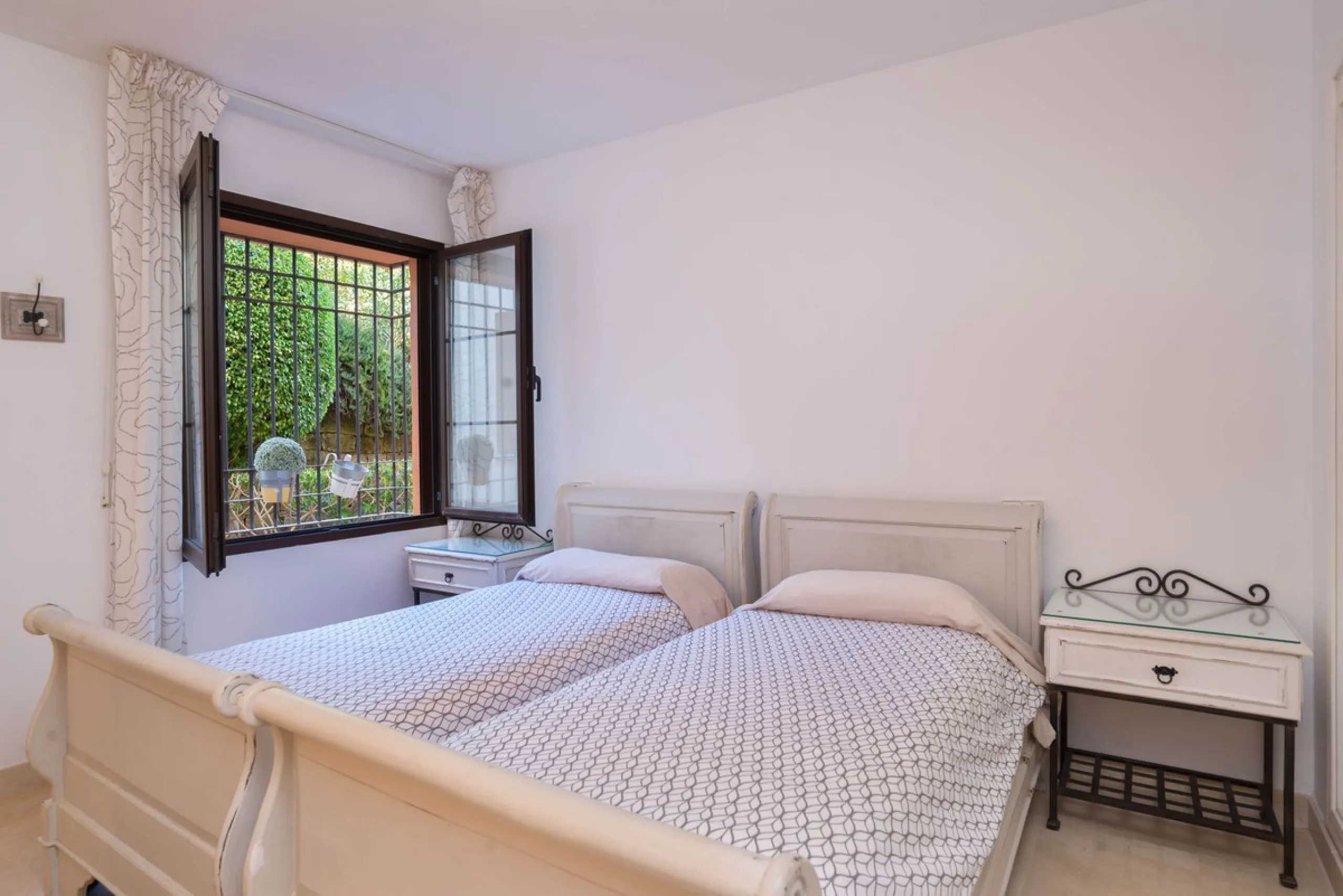 Apartment - Ground Floor Apartment в продаже в Benahavís, Málaga. В доме 3 спален и 2 ванных комнат. Площадь дома 125 м². Площадь участка 100 м²