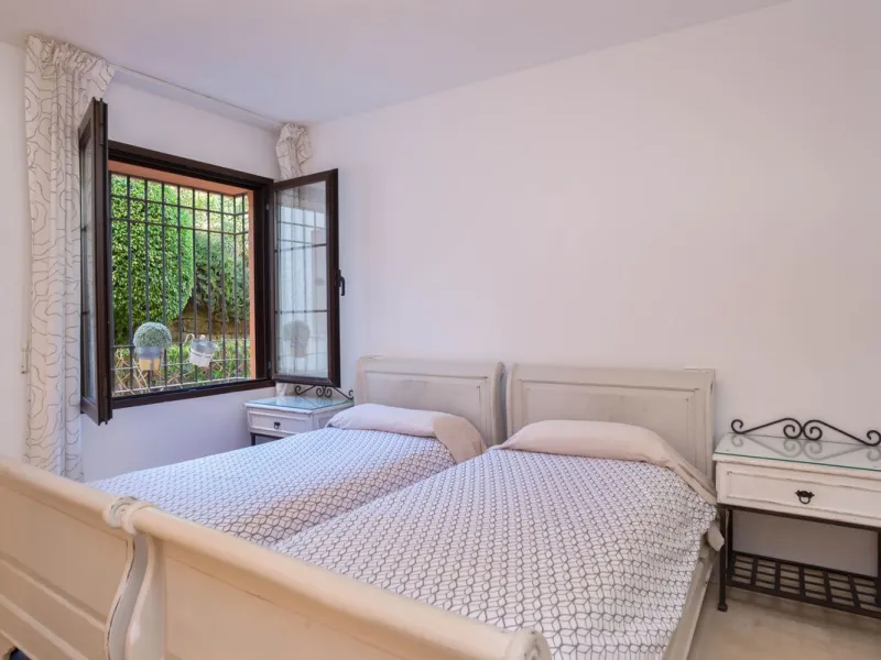 Apartment - Ground Floor Apartment в продаже в Benahavís, Málaga. В доме 3 спален и 2 ванных комнат. Площадь дома 125 м². Площадь участка 100 м²