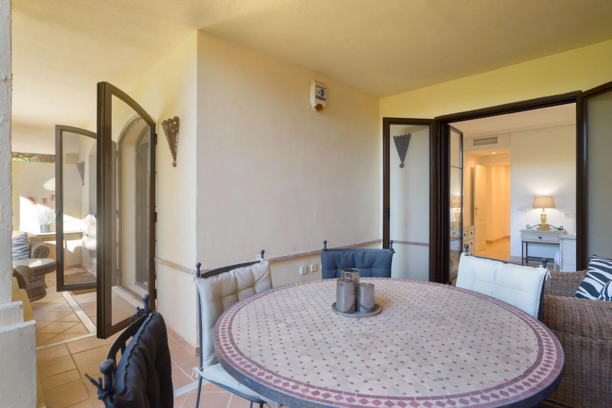 Apartment - Ground Floor Apartment в продаже в Benahavís, Málaga. В доме 3 спален и 2 ванных комнат. Площадь дома 125 м². Площадь участка 100 м²