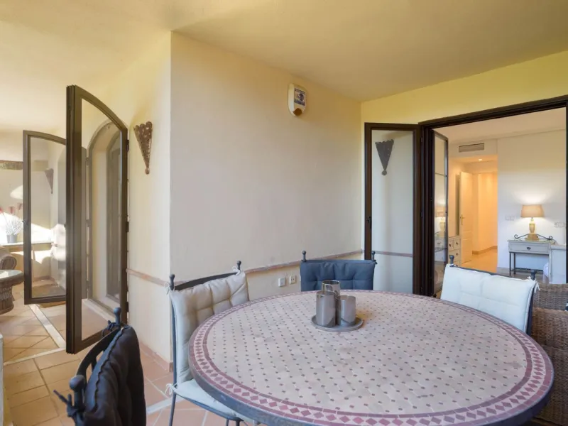 Apartment - Ground Floor Apartment в продаже в Benahavís, Málaga. В доме 3 спален и 2 ванных комнат. Площадь дома 125 м². Площадь участка 100 м²