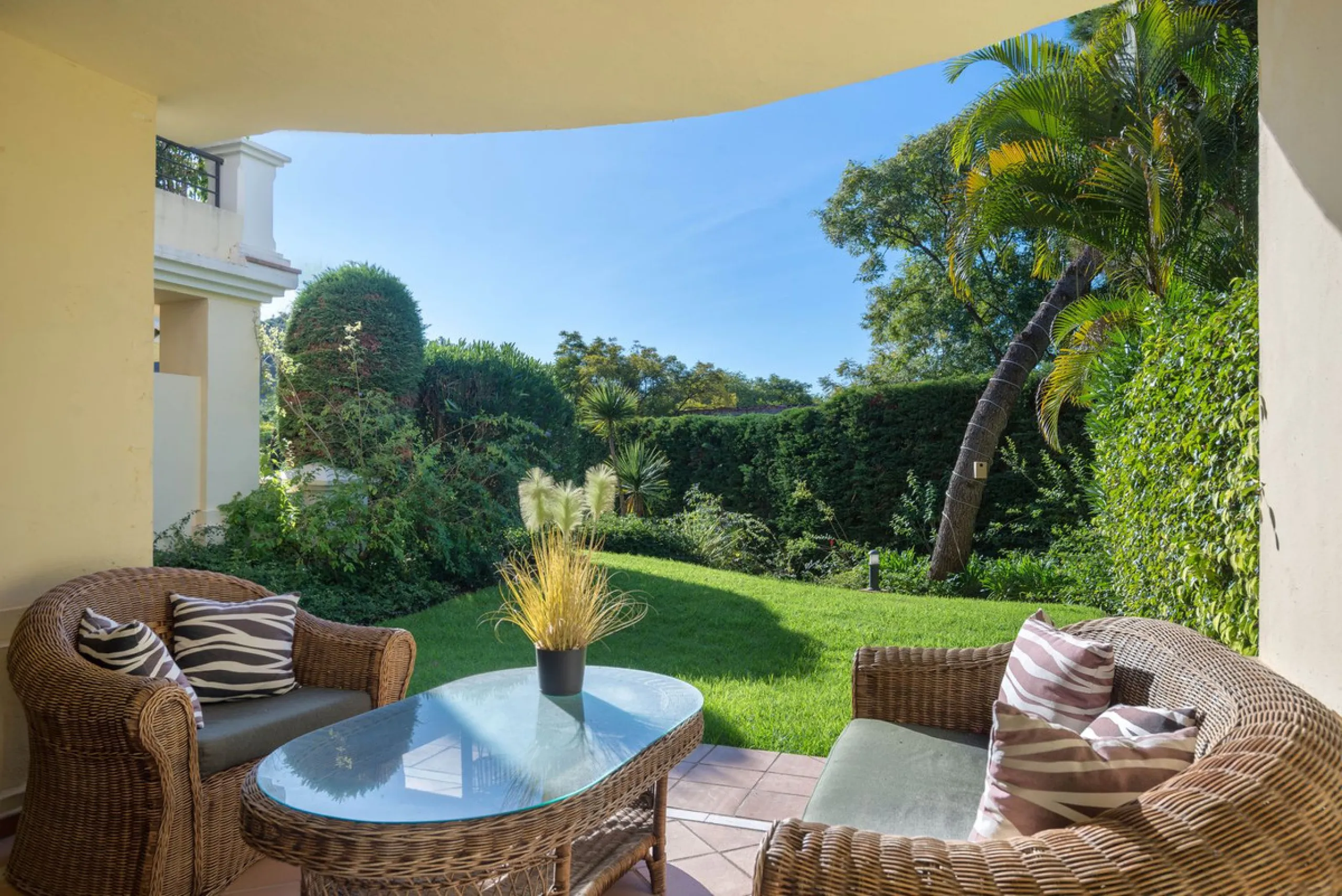 Apartment - Ground Floor Apartment в продаже в Benahavís, Málaga. В доме 3 спален и 2 ванных комнат. Площадь дома 125 м². Площадь участка 100 м²