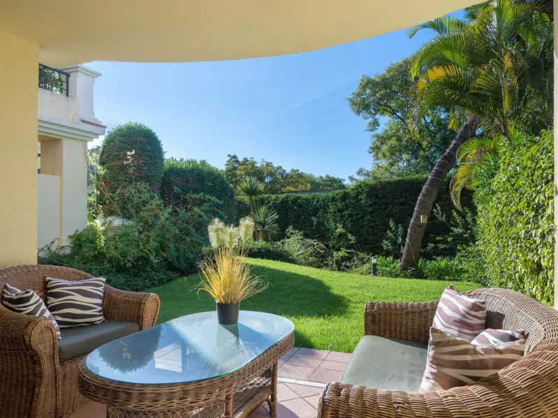 Apartment - Ground Floor Apartment в продаже в Benahavís, Málaga. В доме 3 спален и 2 ванных комнат. Площадь дома 125 м². Площадь участка 100 м²