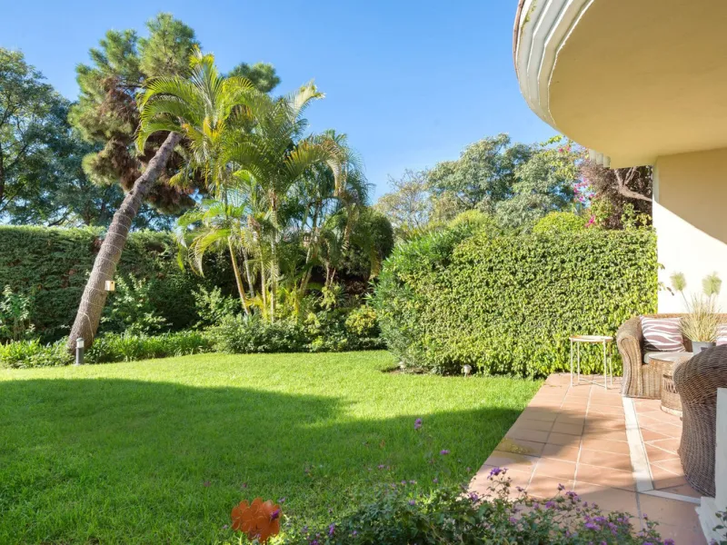 Apartment - Ground Floor Apartment в продаже в Benahavís, Málaga. В доме 3 спален и 2 ванных комнат. Площадь дома 125 м². Площадь участка 100 м²