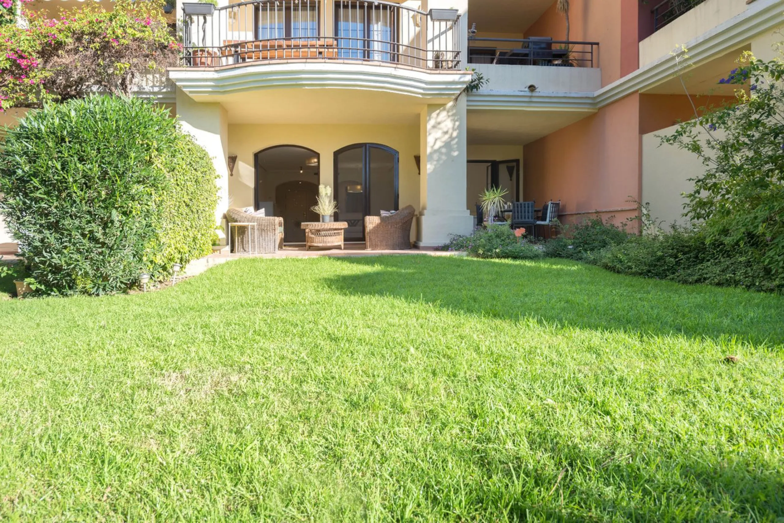 Apartment - Ground Floor Apartment в продаже в Benahavís, Málaga. В доме 3 спален и 2 ванных комнат. Площадь дома 125 м². Площадь участка 100 м²