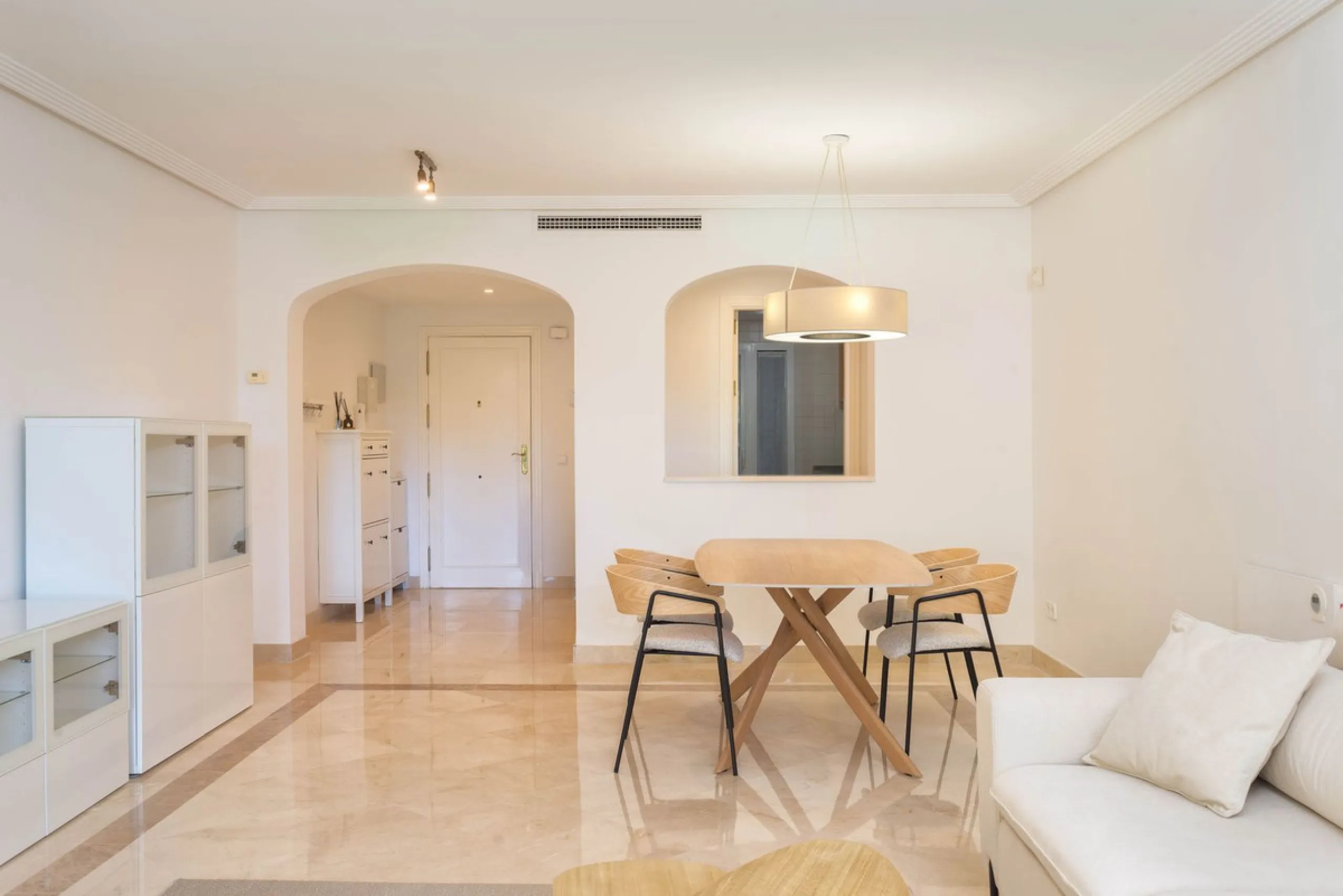 Apartment - Ground Floor Apartment в продаже в Benahavís, Málaga. В доме 3 спален и 2 ванных комнат. Площадь дома 125 м². Площадь участка 100 м²