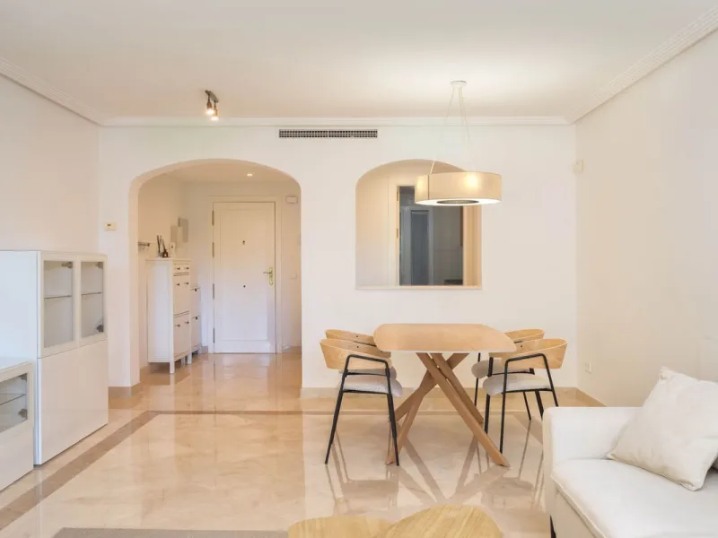 Apartment - Ground Floor Apartment в продаже в Benahavís, Málaga. В доме 3 спален и 2 ванных комнат. Площадь дома 125 м². Площадь участка 100 м²