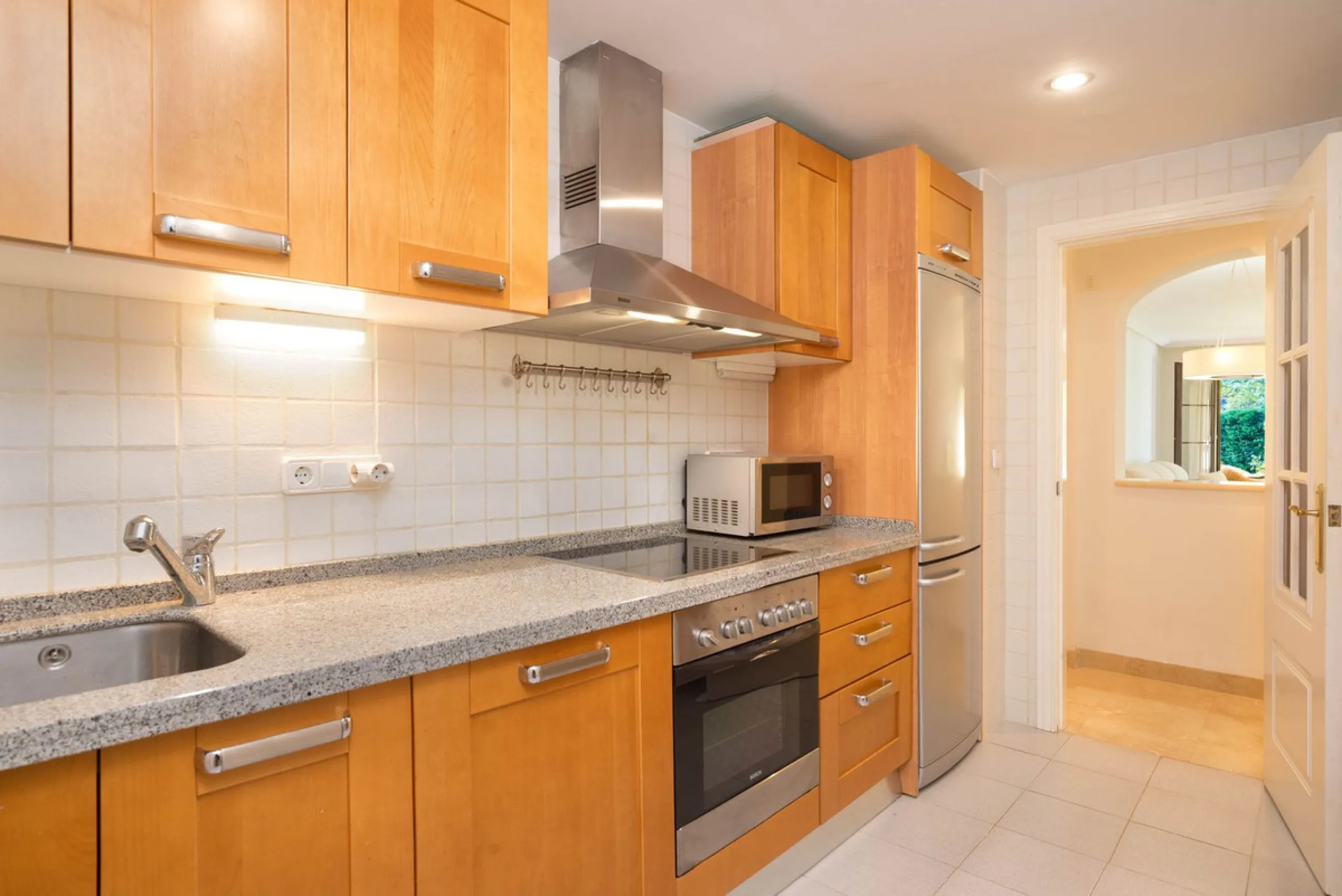 Apartment - Ground Floor Apartment в продаже в Benahavís, Málaga. В доме 3 спален и 2 ванных комнат. Площадь дома 125 м². Площадь участка 100 м²