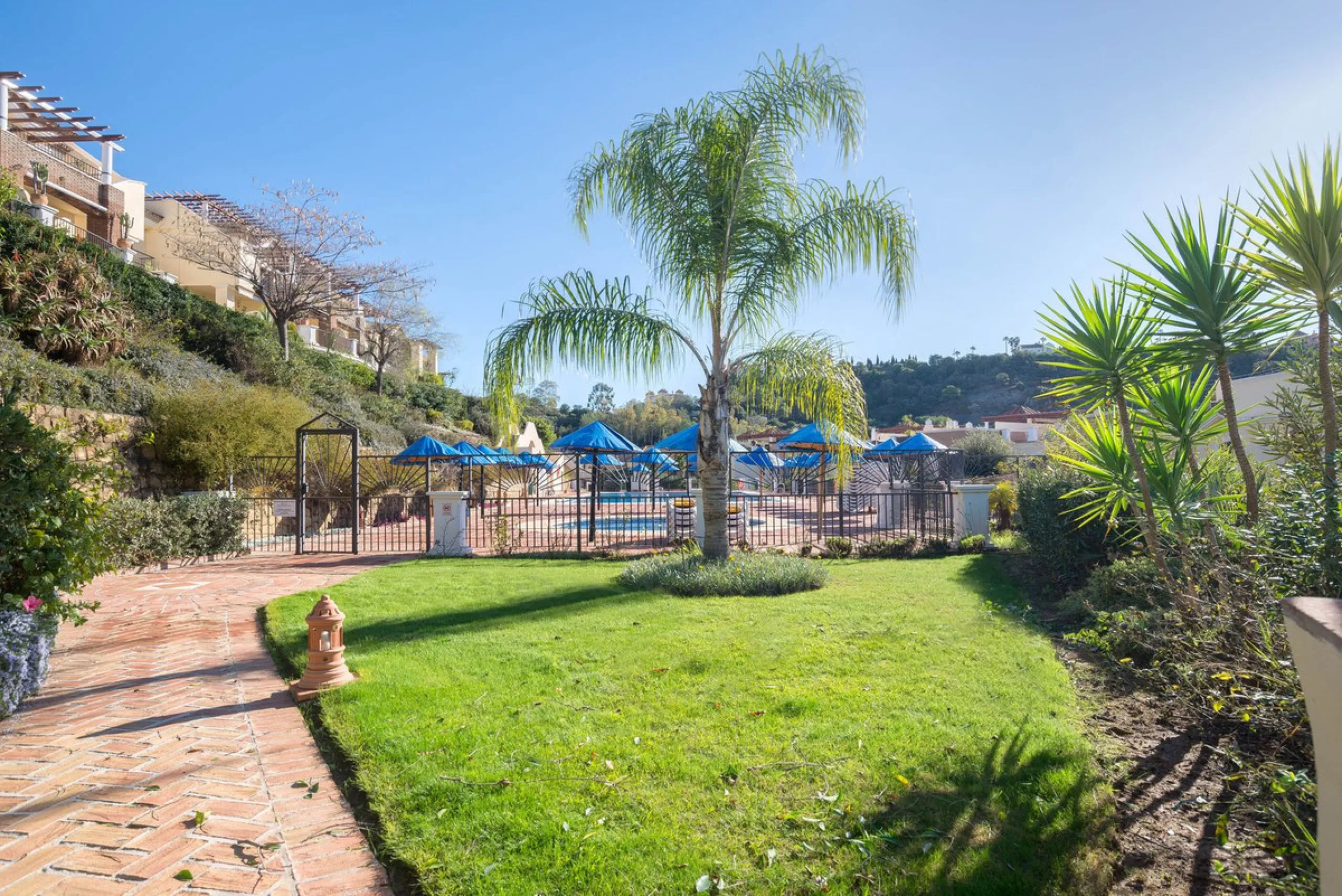 Apartment - Ground Floor Apartment в продаже в Benahavís, Málaga. В доме 3 спален и 2 ванных комнат. Площадь дома 125 м². Площадь участка 100 м²