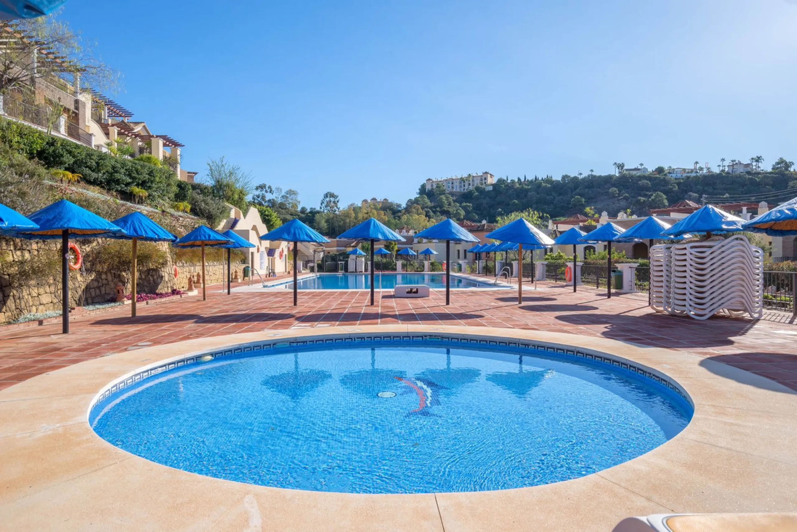 Apartment - Ground Floor Apartment в продаже в Benahavís, Málaga. В доме 3 спален и 2 ванных комнат. Площадь дома 125 м². Площадь участка 100 м²