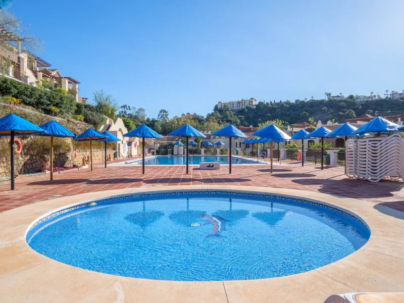Apartment - Ground Floor Apartment в продаже в Benahavís, Málaga. В доме 3 спален и 2 ванных комнат. Площадь дома 125 м². Площадь участка 100 м²