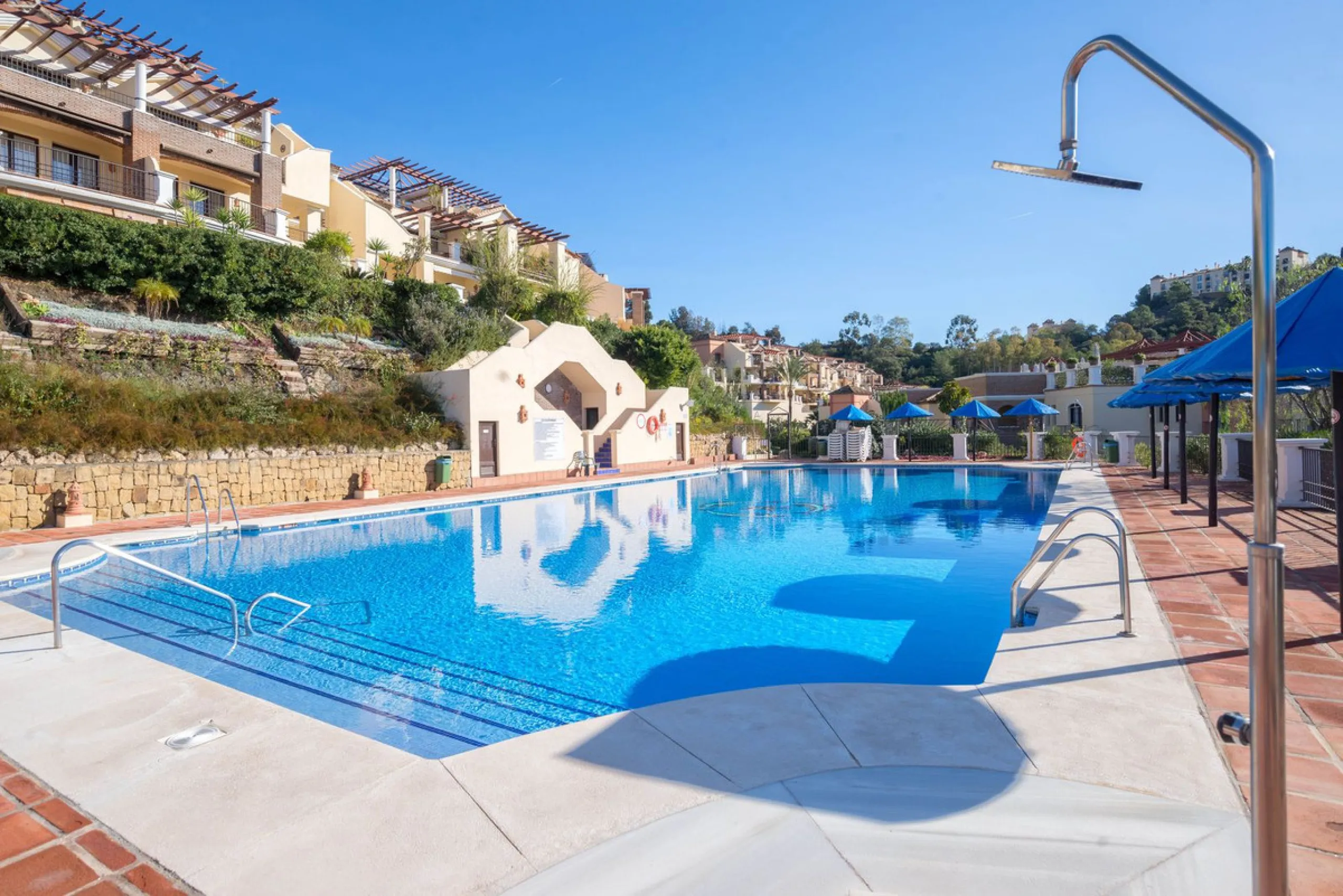 Apartment - Ground Floor Apartment в продаже в Benahavís, Málaga. В доме 3 спален и 2 ванных комнат. Площадь дома 125 м². Площадь участка 100 м²