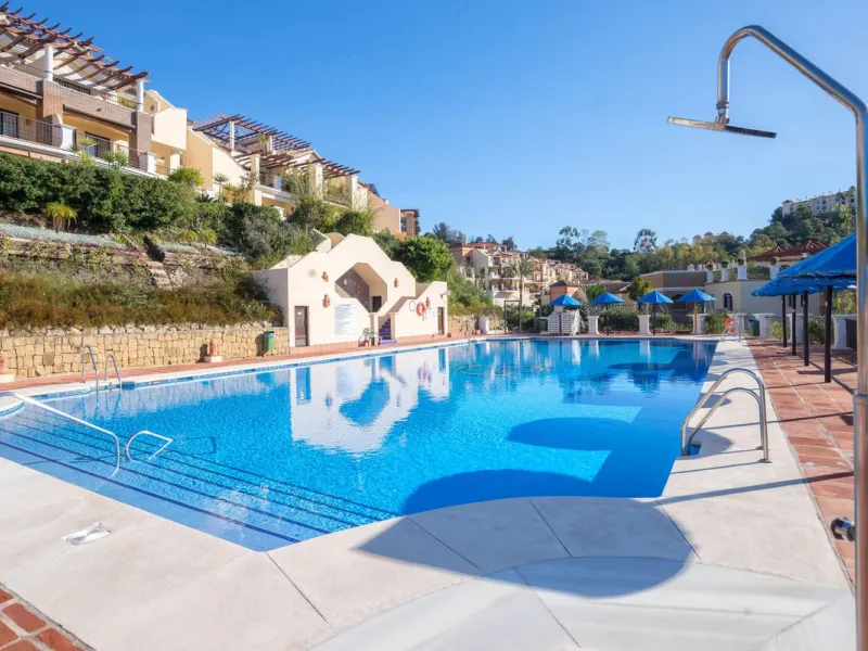 Apartment - Ground Floor Apartment в продаже в Benahavís, Málaga. В доме 3 спален и 2 ванных комнат. Площадь дома 125 м². Площадь участка 100 м²
