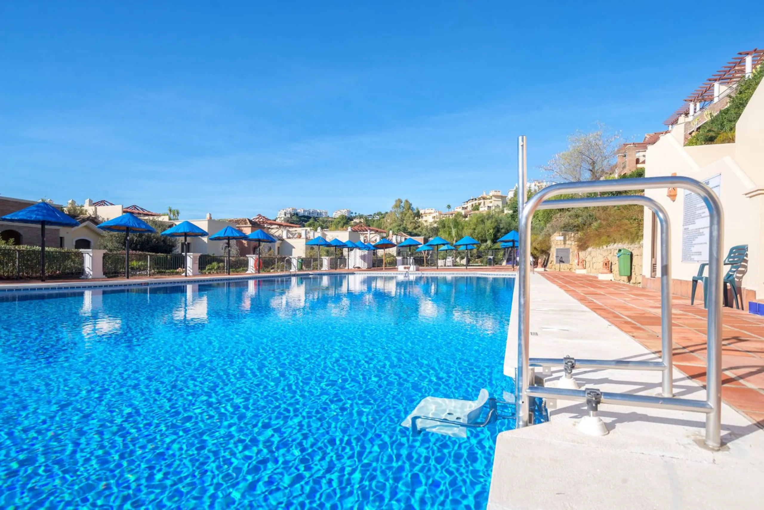 Apartment - Ground Floor Apartment в продаже в Benahavís, Málaga. В доме 3 спален и 2 ванных комнат. Площадь дома 125 м². Площадь участка 100 м²