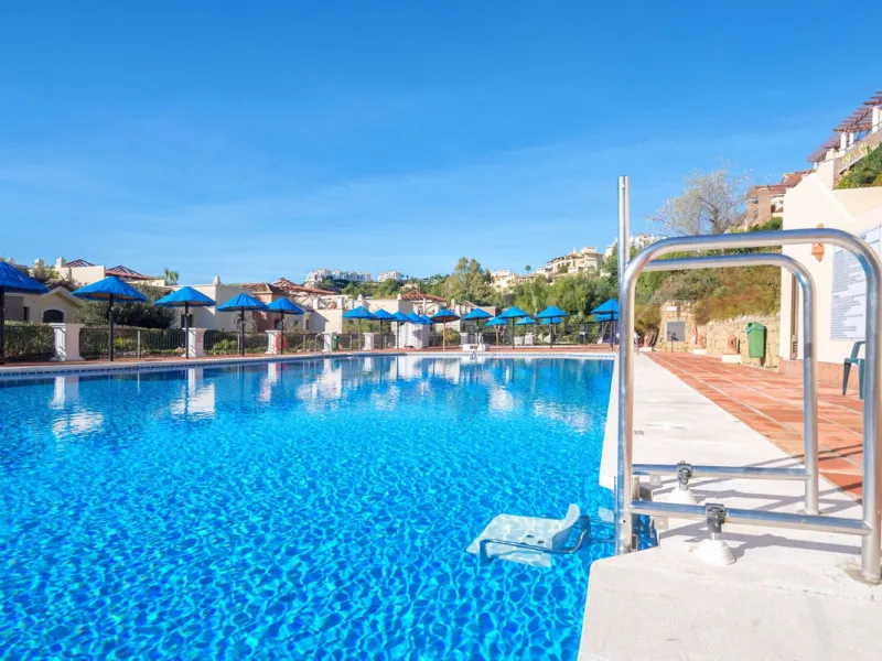 Apartment - Ground Floor Apartment в продаже в Benahavís, Málaga. В доме 3 спален и 2 ванных комнат. Площадь дома 125 м². Площадь участка 100 м²