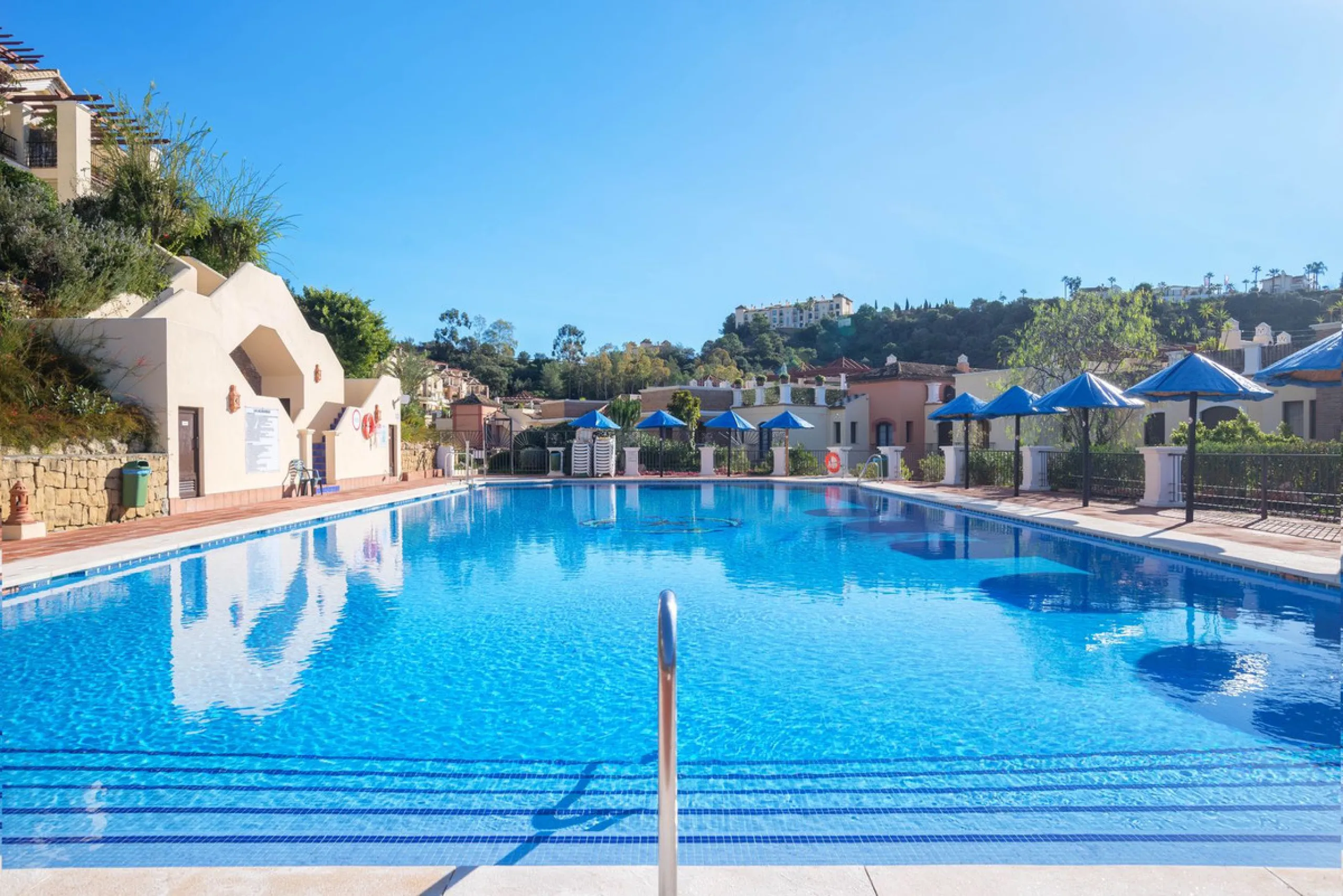 Apartment - Ground Floor Apartment в продаже в Benahavís, Málaga. В доме 3 спален и 2 ванных комнат. Площадь дома 125 м². Площадь участка 100 м²