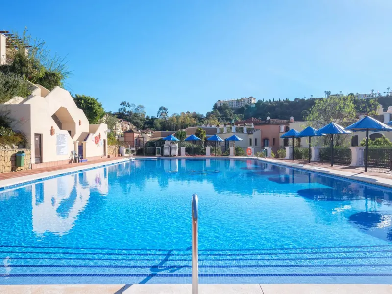 Apartment - Ground Floor Apartment в продаже в Benahavís, Málaga. В доме 3 спален и 2 ванных комнат. Площадь дома 125 м². Площадь участка 100 м²
