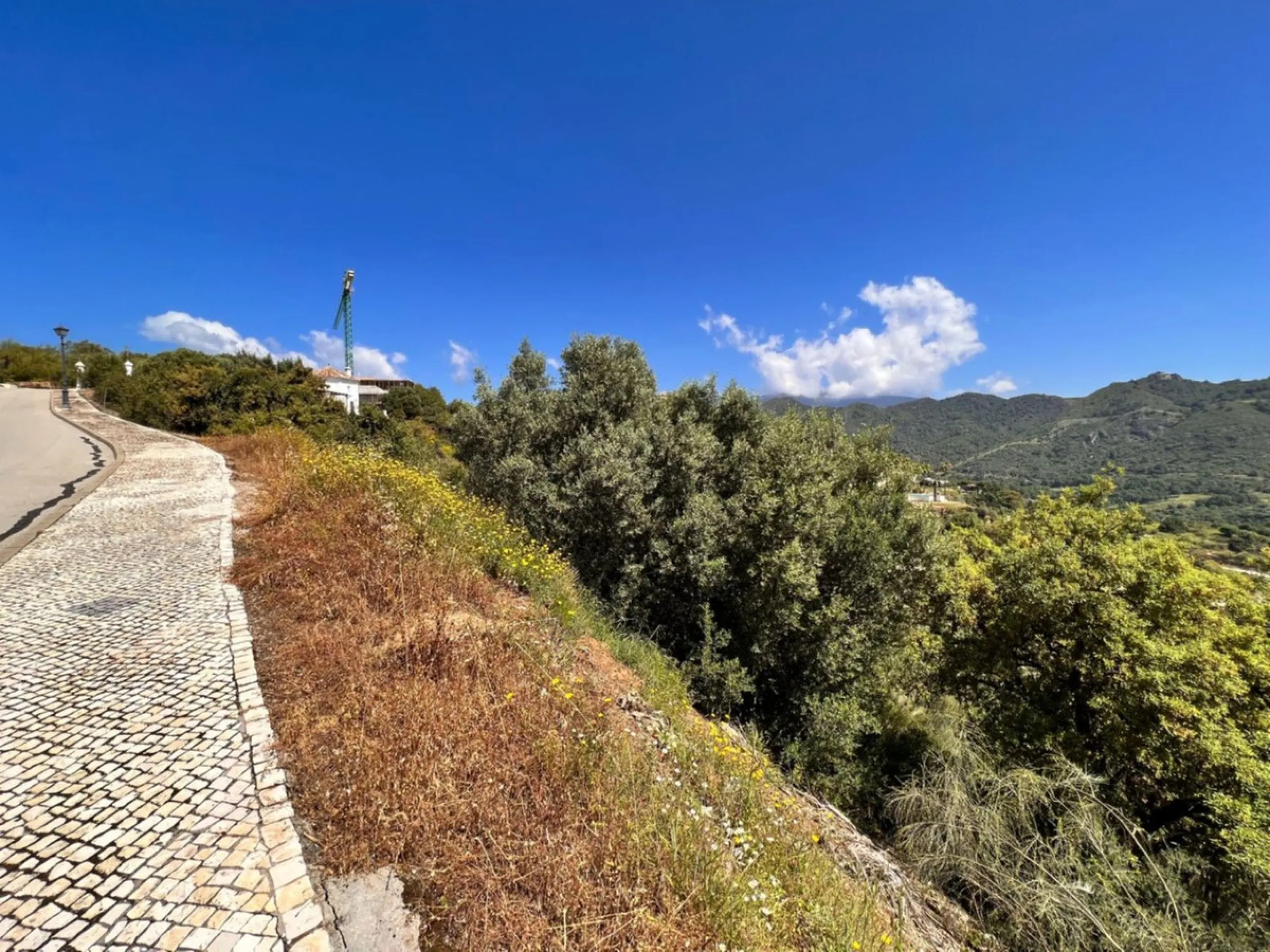 Plot - Residential Plot в продаже в Benahavís, Málaga. В доме 4 спален и 4 ванных комнат. Площадь участка 3807 м²