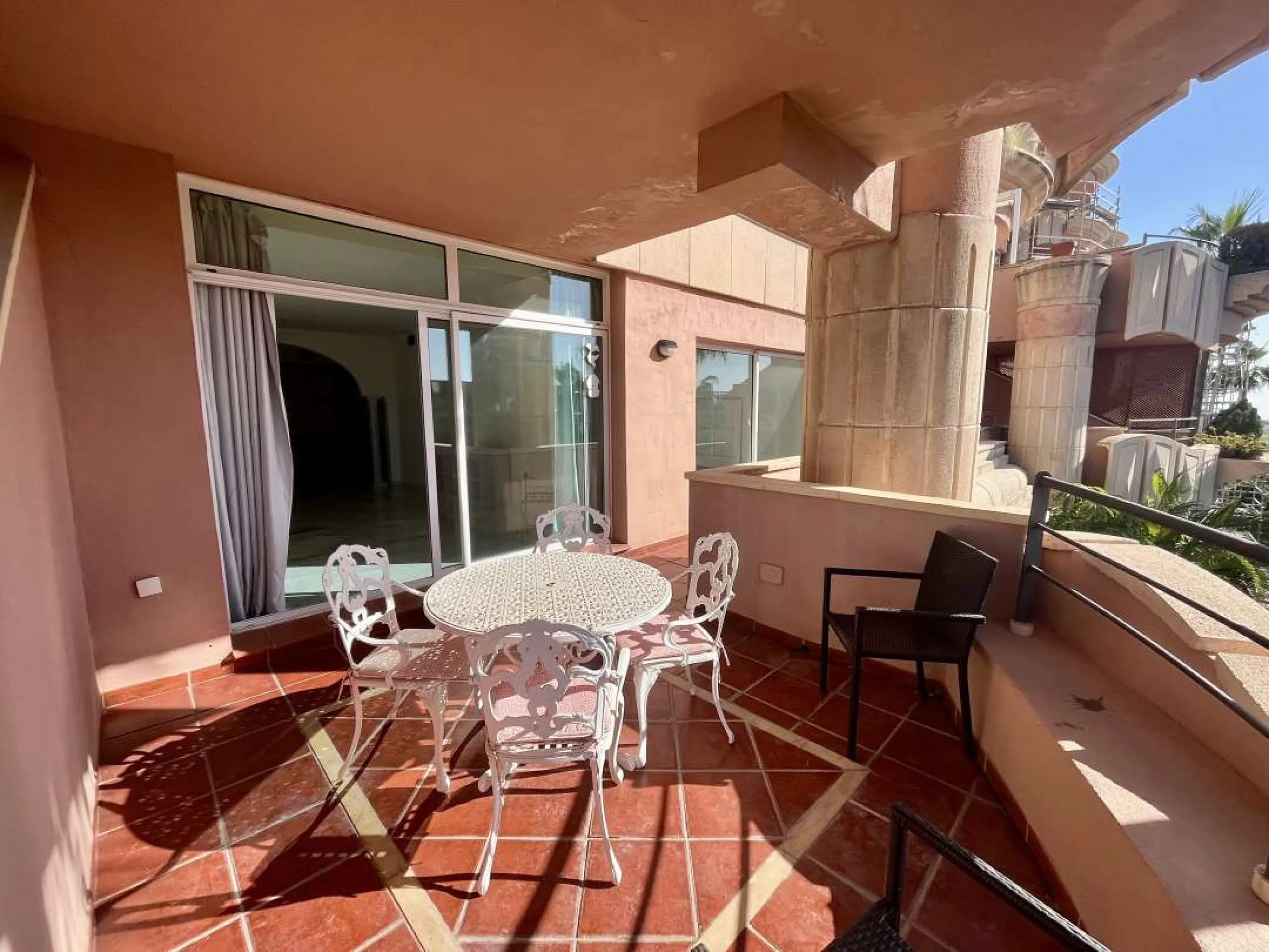 Wonderful apartment in Magna Marbella in one of the most exclusive developments in Nueva Andalucia, a gated community with 24-hour security, with several communal swimming pools and large tropical gardens guaranteeing total tranquility.