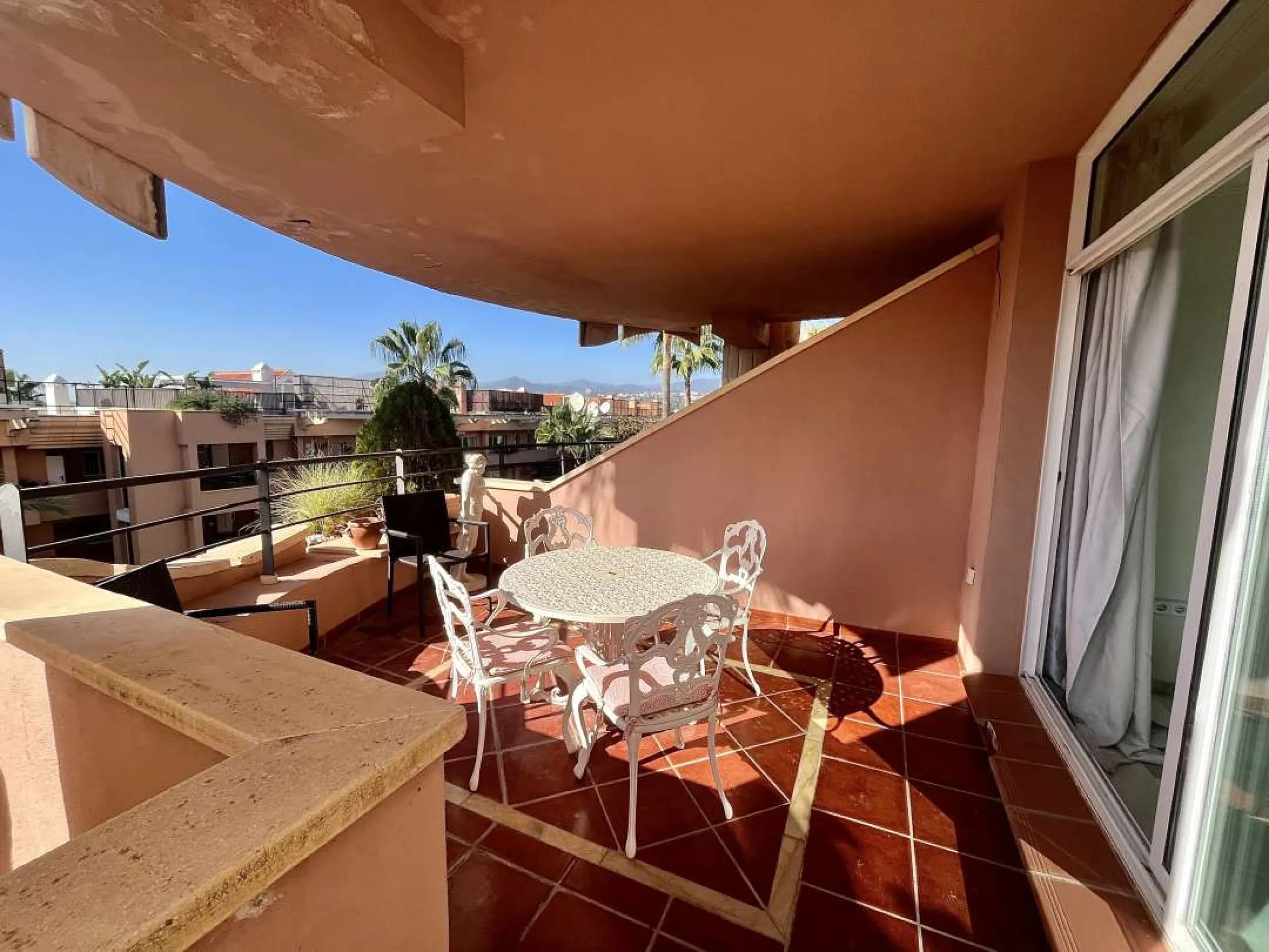 Wonderful apartment in Magna Marbella in one of the most exclusive developments in Nueva Andalucia, a gated community with 24-hour security, with several communal swimming pools and large tropical gardens guaranteeing total tranquility.