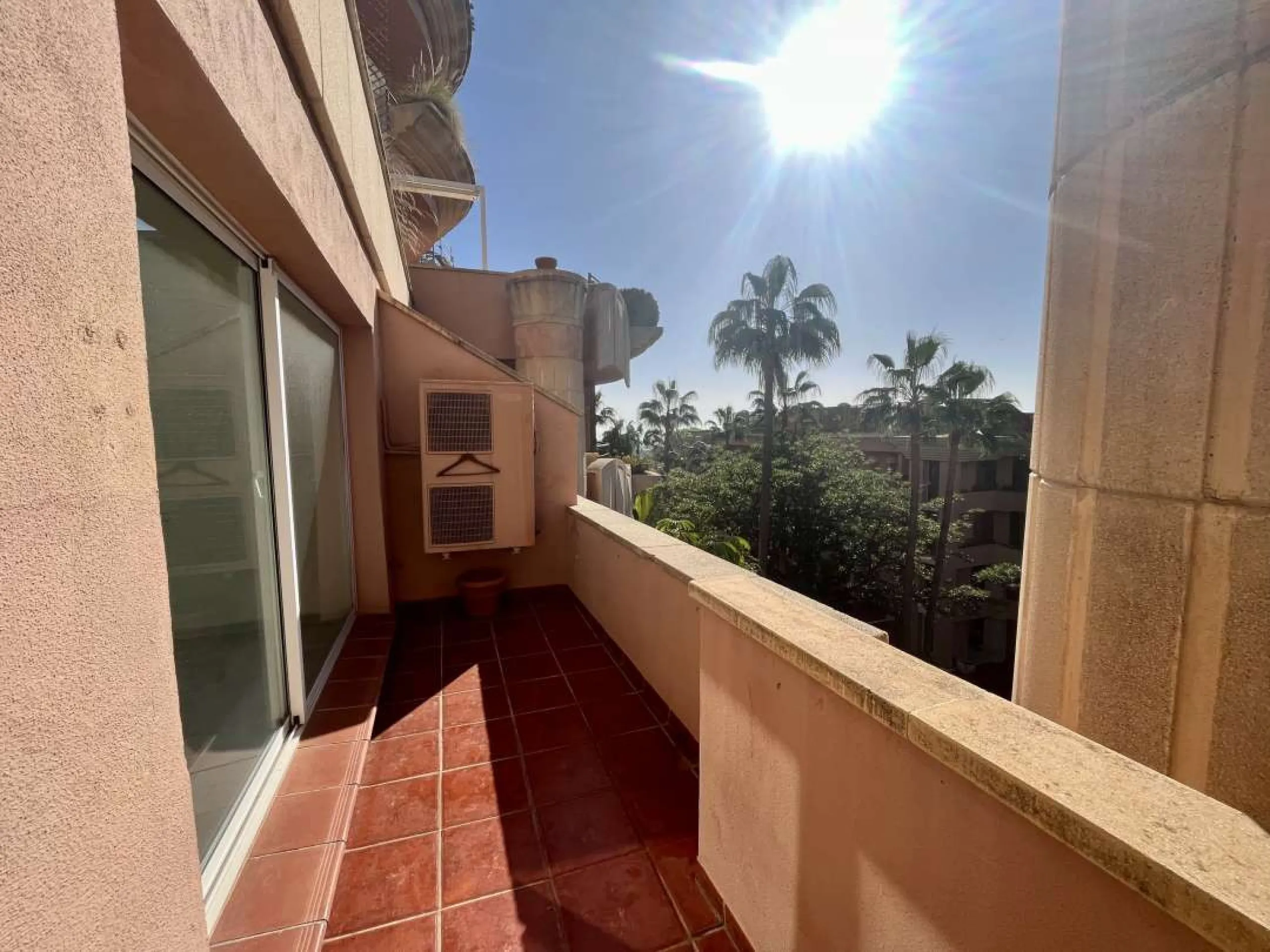 Wonderful apartment in Magna Marbella in one of the most exclusive developments in Nueva Andalucia, a gated community with 24-hour security, with several communal swimming pools and large tropical gardens guaranteeing total tranquility.