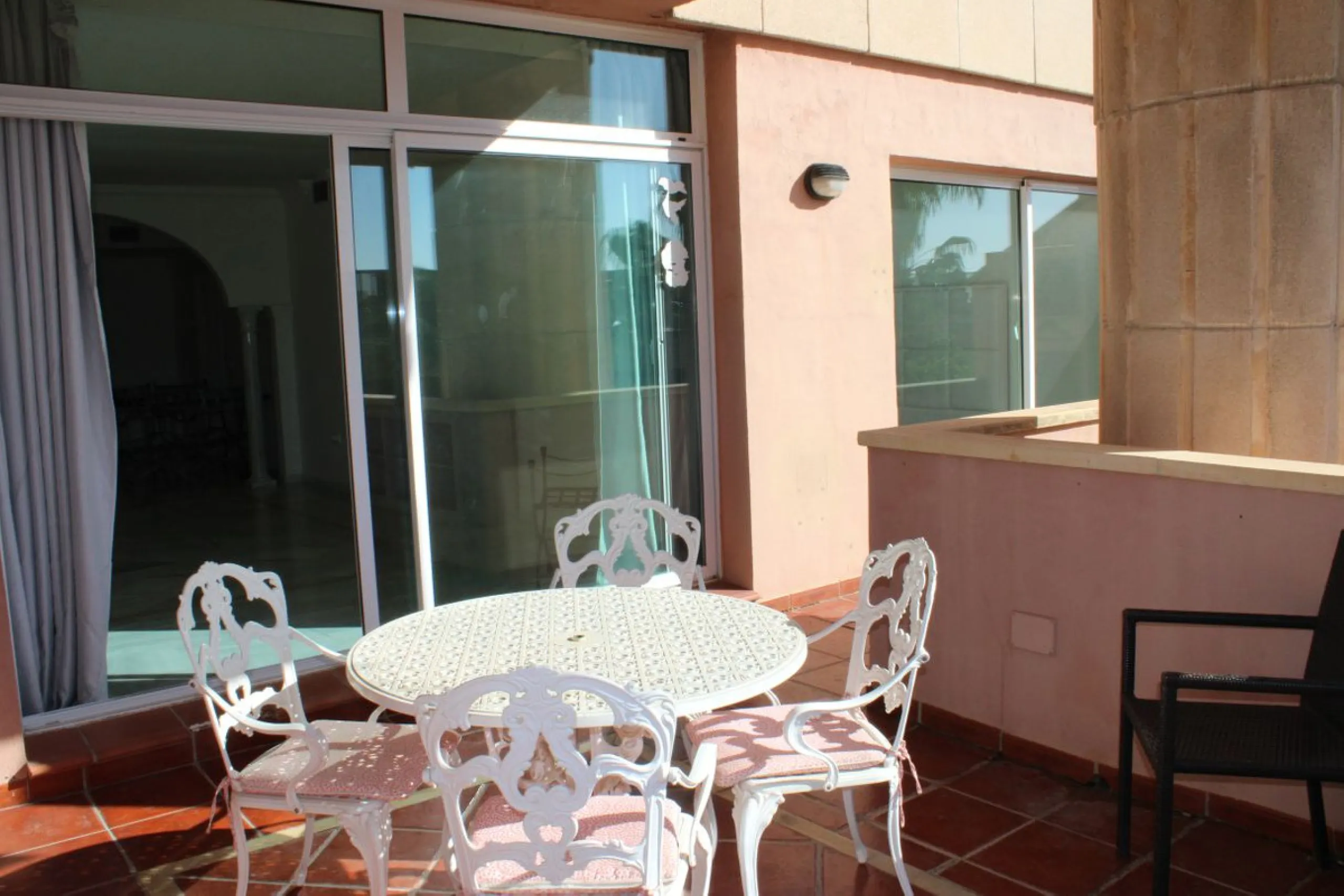 Wonderful apartment in Magna Marbella in one of the most exclusive developments in Nueva Andalucia, a gated community with 24-hour security, with several communal swimming pools and large tropical gardens guaranteeing total tranquility.
