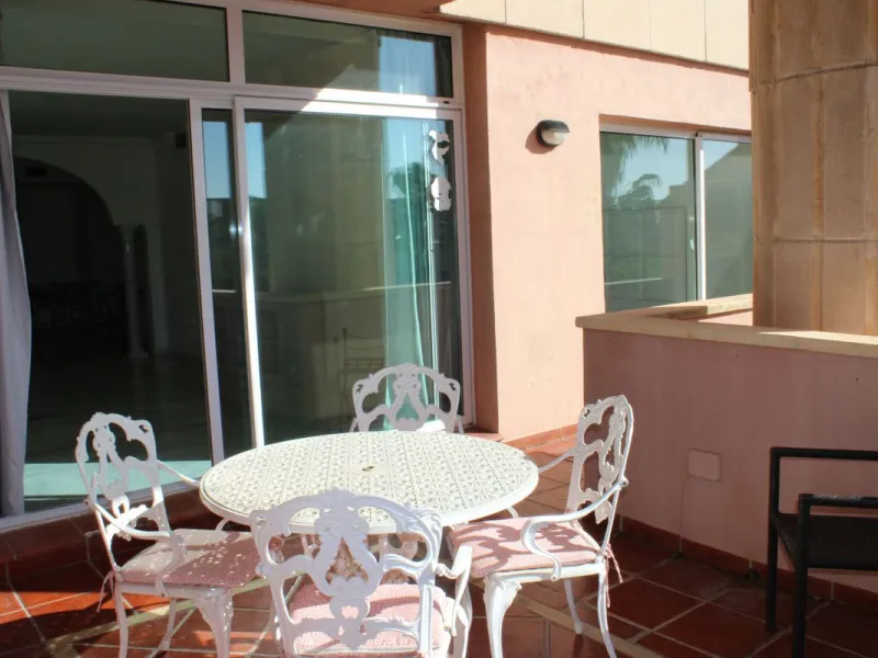 Wonderful apartment in Magna Marbella in one of the most exclusive developments in Nueva Andalucia, a gated community with 24-hour security, with several communal swimming pools and large tropical gardens guaranteeing total tranquility.