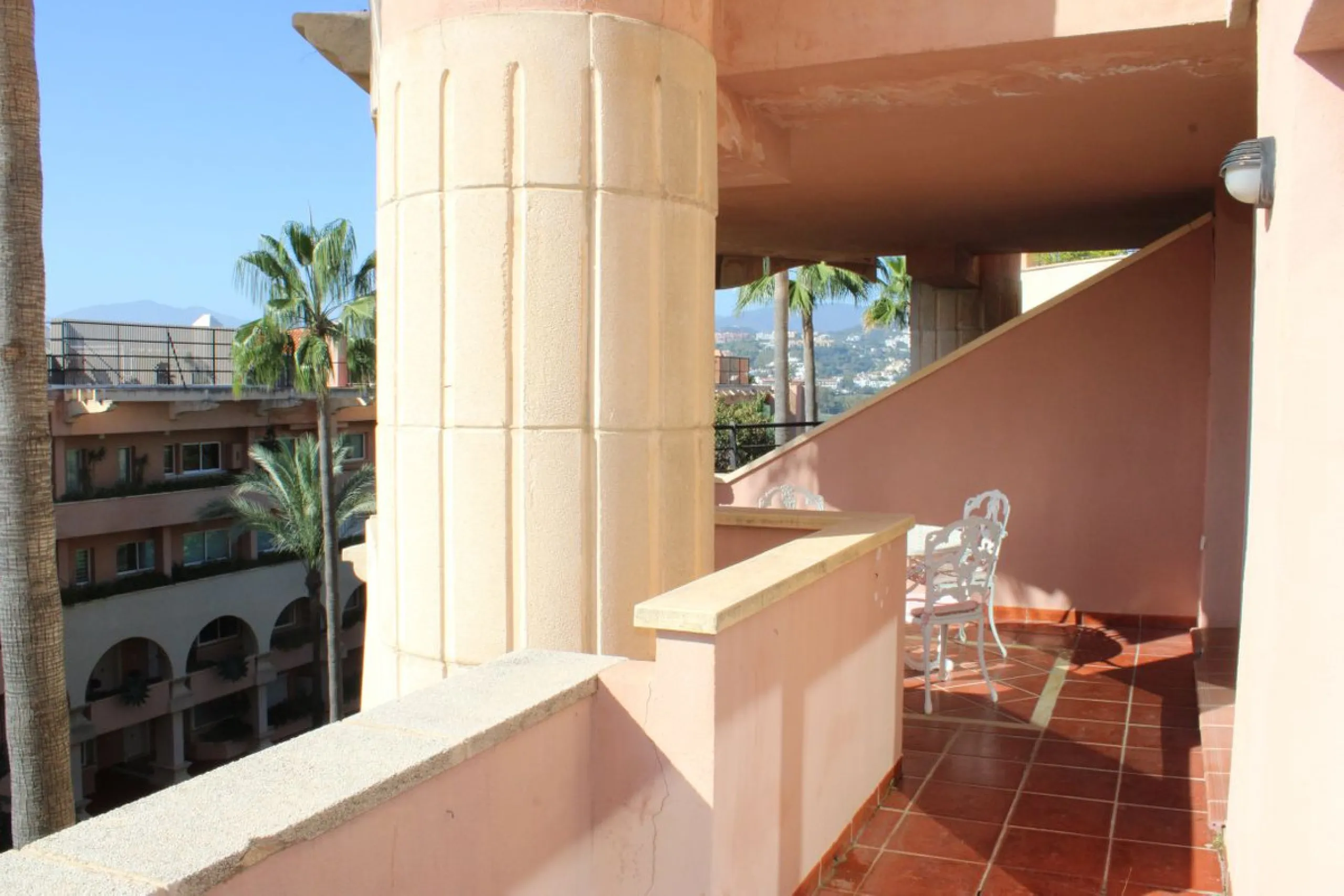 Wonderful apartment in Magna Marbella in one of the most exclusive developments in Nueva Andalucia, a gated community with 24-hour security, with several communal swimming pools and large tropical gardens guaranteeing total tranquility.