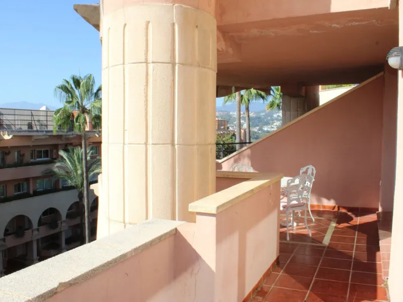 Wonderful apartment in Magna Marbella in one of the most exclusive developments in Nueva Andalucia, a gated community with 24-hour security, with several communal swimming pools and large tropical gardens guaranteeing total tranquility.