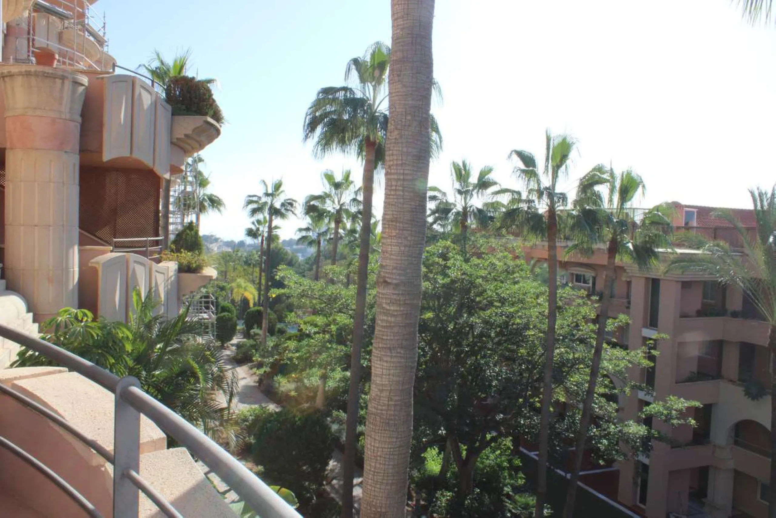 Wonderful apartment in Magna Marbella in one of the most exclusive developments in Nueva Andalucia, a gated community with 24-hour security, with several communal swimming pools and large tropical gardens guaranteeing total tranquility.