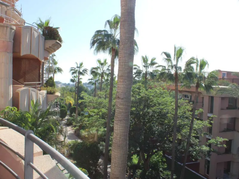 Wonderful apartment in Magna Marbella in one of the most exclusive developments in Nueva Andalucia, a gated community with 24-hour security, with several communal swimming pools and large tropical gardens guaranteeing total tranquility.