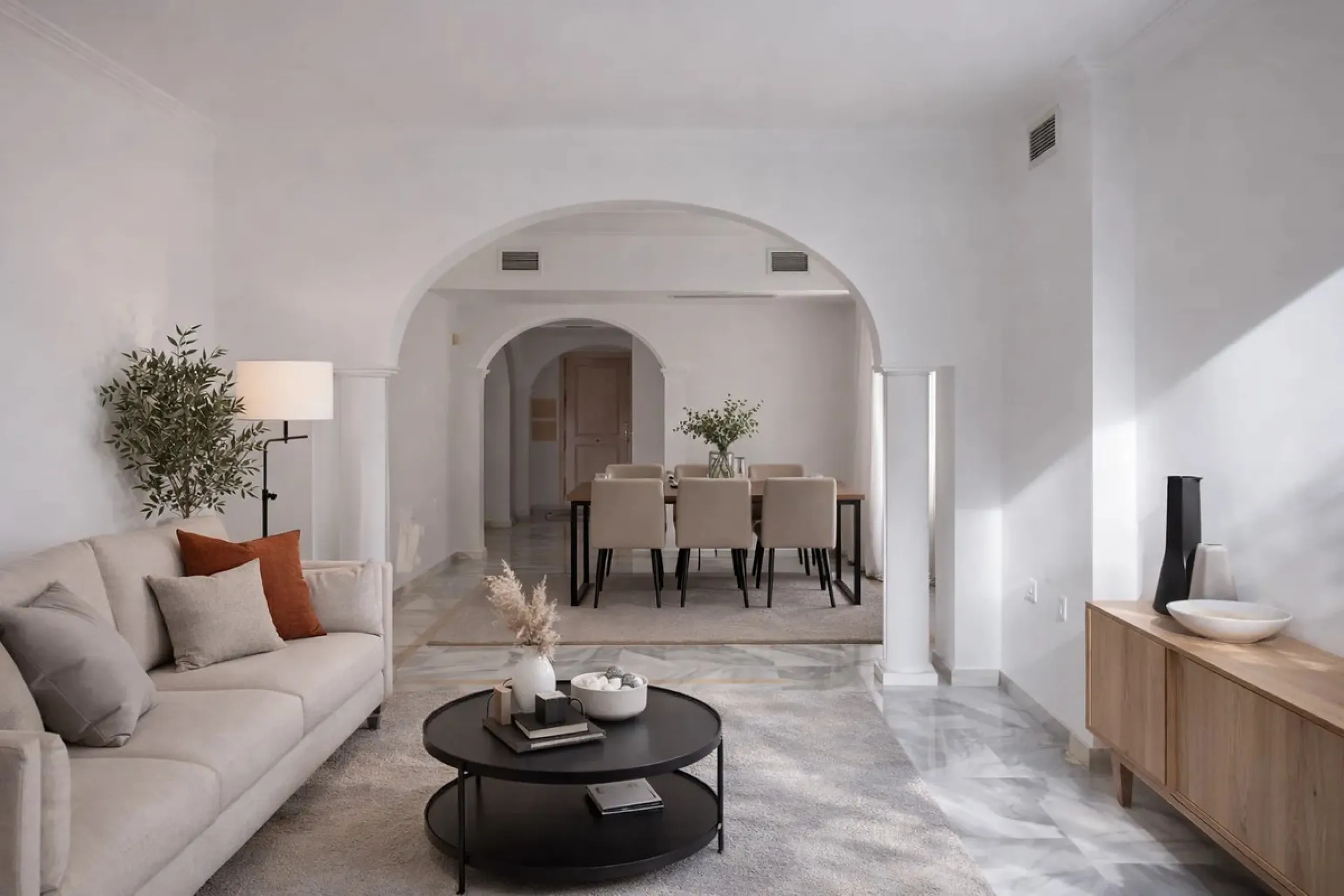 Wonderful apartment in Magna Marbella in one of the most exclusive developments in Nueva Andalucia, a gated community with 24-hour security, with several communal swimming pools and large tropical gardens guaranteeing total tranquility.