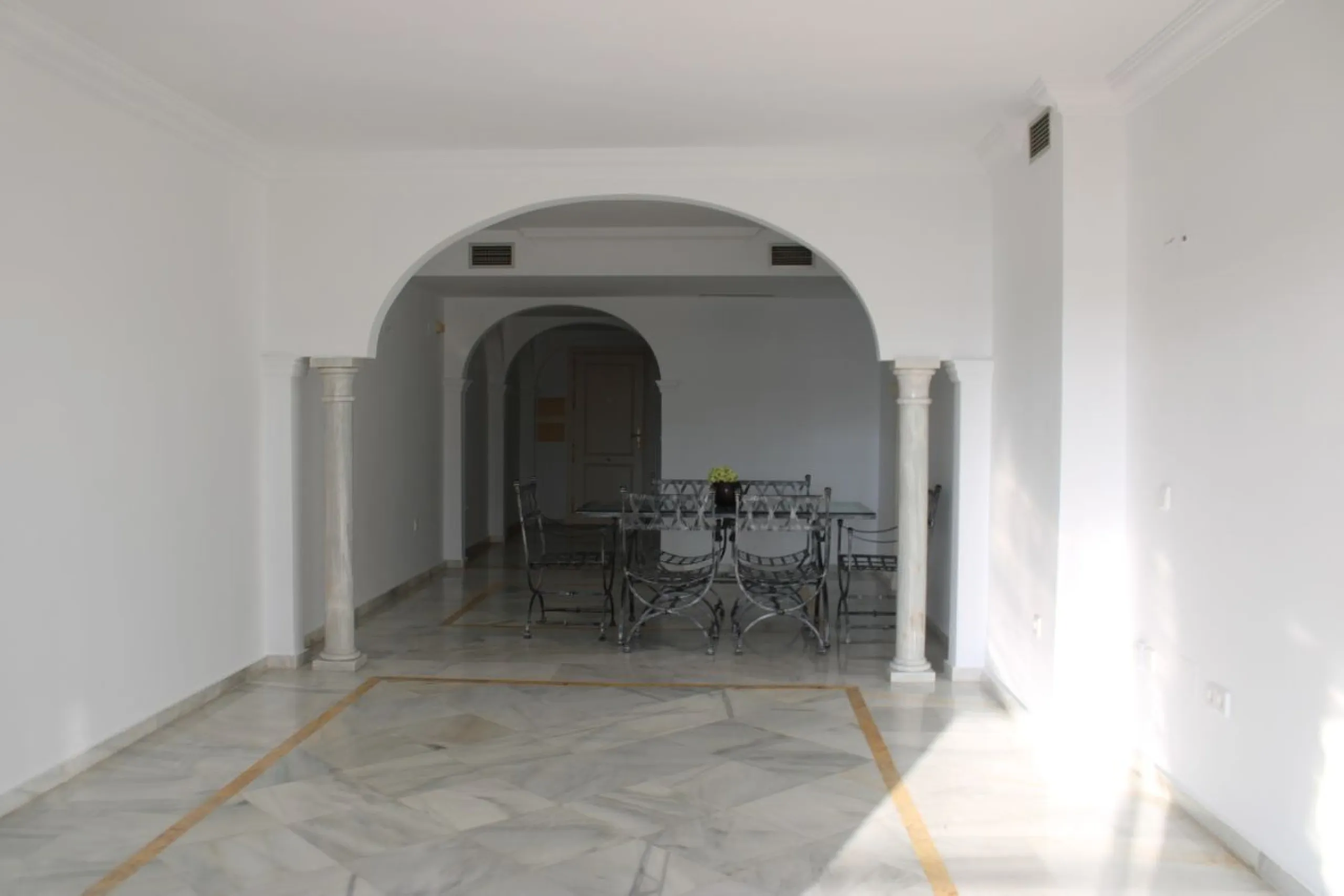 Wonderful apartment in Magna Marbella in one of the most exclusive developments in Nueva Andalucia, a gated community with 24-hour security, with several communal swimming pools and large tropical gardens guaranteeing total tranquility.