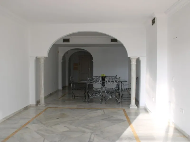 Wonderful apartment in Magna Marbella in one of the most exclusive developments in Nueva Andalucia, a gated community with 24-hour security, with several communal swimming pools and large tropical gardens guaranteeing total tranquility.