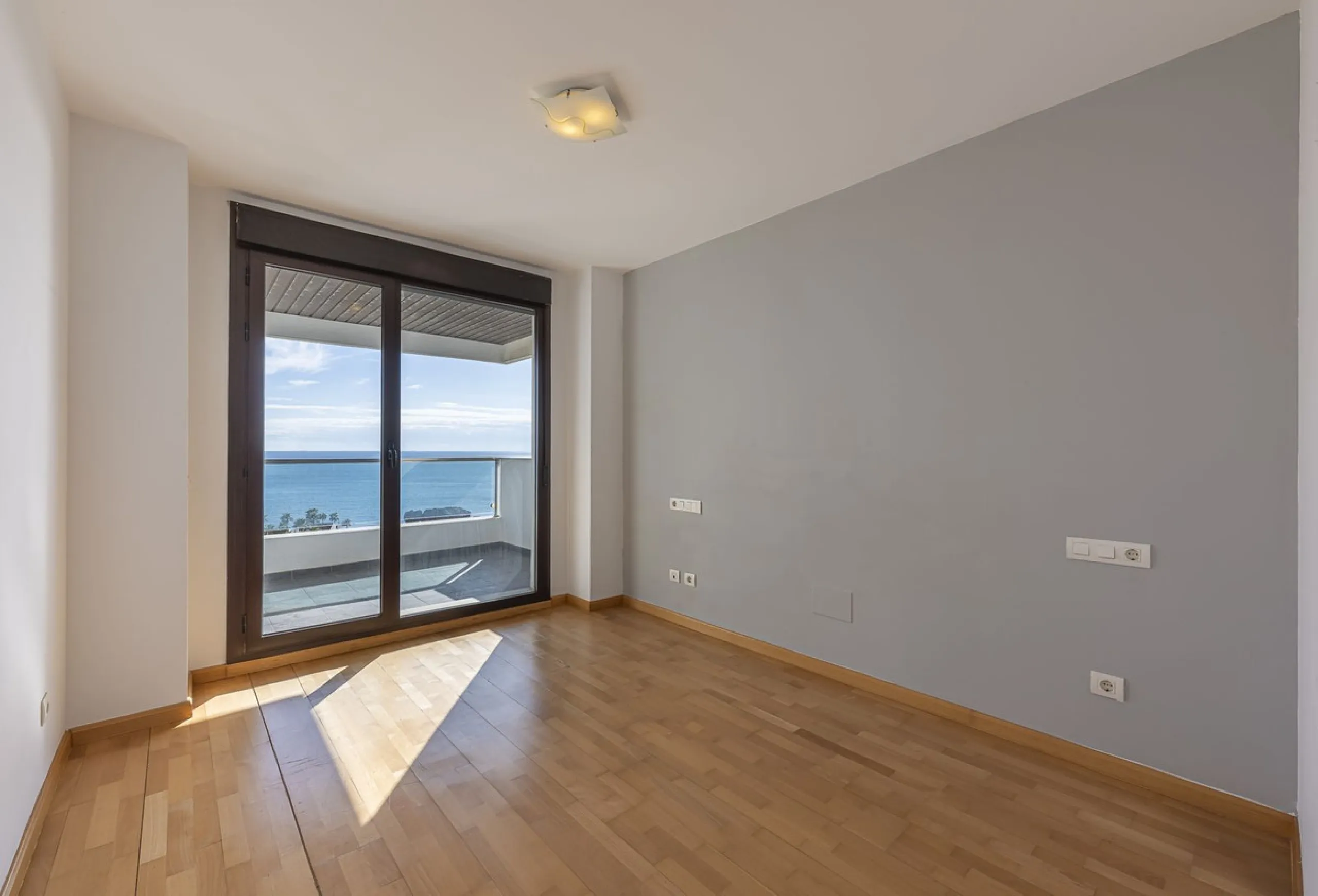 Exclusive apartment with frontal sea views in Camarate Golf – Casares Costa