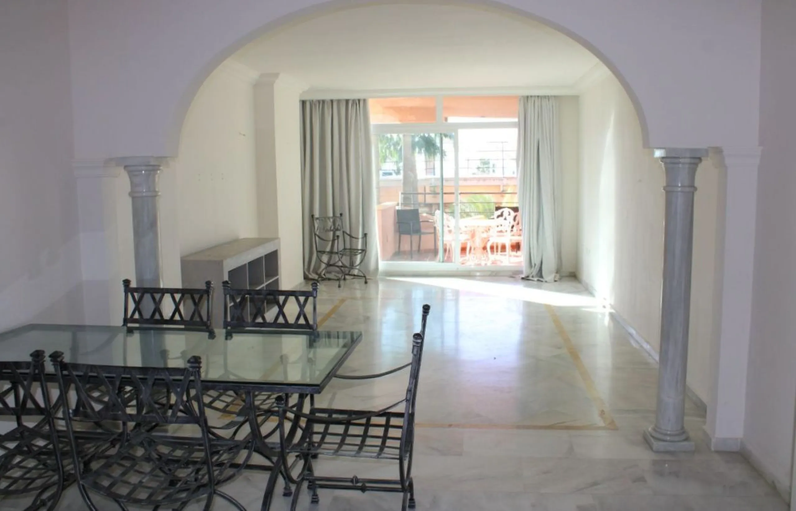 Wonderful apartment in Magna Marbella in one of the most exclusive developments in Nueva Andalucia, a gated community with 24-hour security, with several communal swimming pools and large tropical gardens guaranteeing total tranquility.