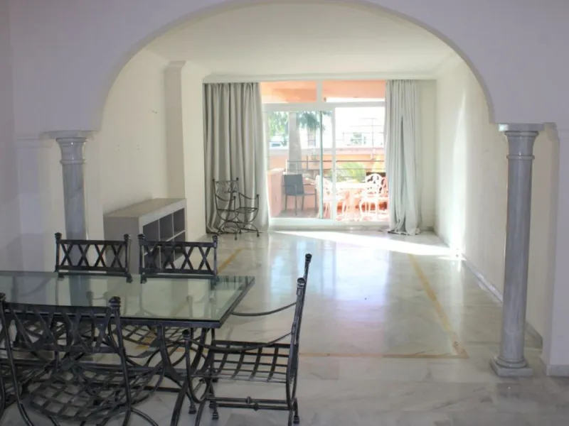 Wonderful apartment in Magna Marbella in one of the most exclusive developments in Nueva Andalucia, a gated community with 24-hour security, with several communal swimming pools and large tropical gardens guaranteeing total tranquility.