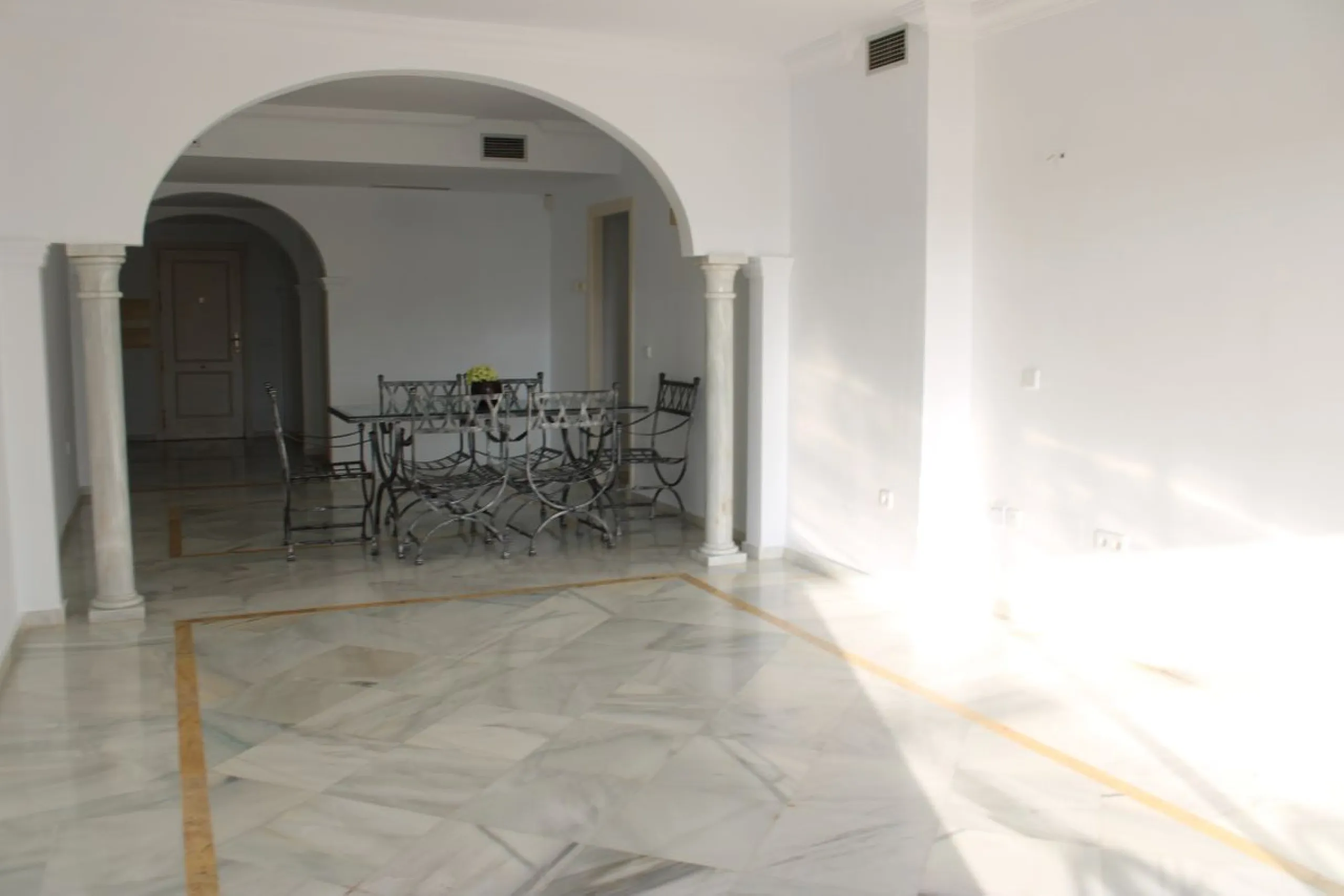 Wonderful apartment in Magna Marbella in one of the most exclusive developments in Nueva Andalucia, a gated community with 24-hour security, with several communal swimming pools and large tropical gardens guaranteeing total tranquility.