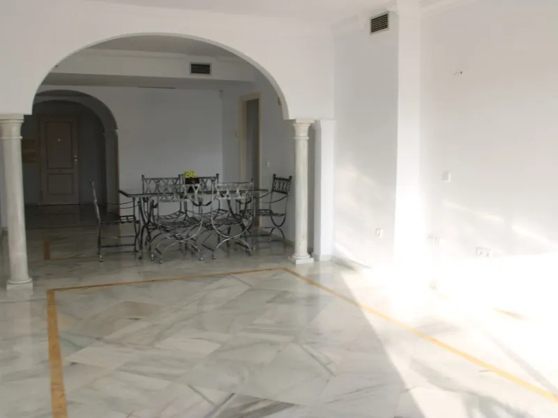 Wonderful apartment in Magna Marbella in one of the most exclusive developments in Nueva Andalucia, a gated community with 24-hour security, with several communal swimming pools and large tropical gardens guaranteeing total tranquility.
